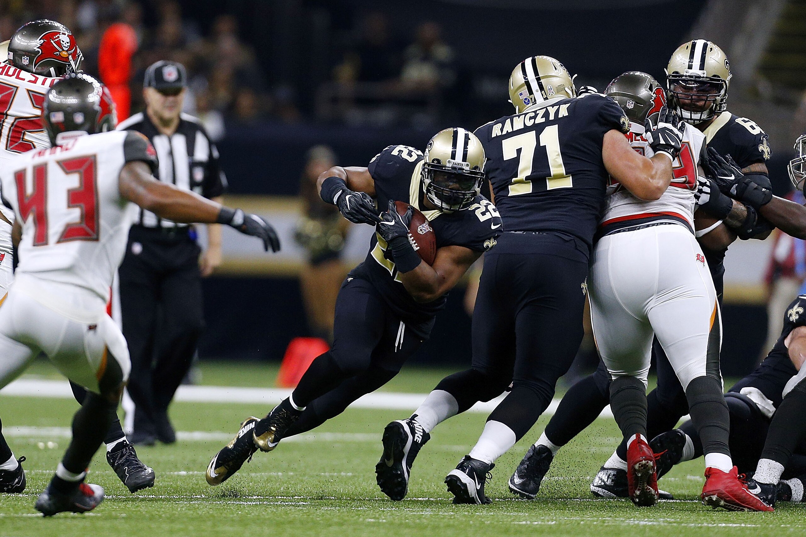 NEW ORLEANS, LA - NOVEMBER 05:  Mark Ingram #22 of the New Orleans Saints runs with the ball during a game against the Tampa Bay Buccaneers at the Mercedes-Benz Superdome on November 5, 2017 in New Orleans, Louisiana.  (Photo by Jonathan Bachman/Getty Ima
