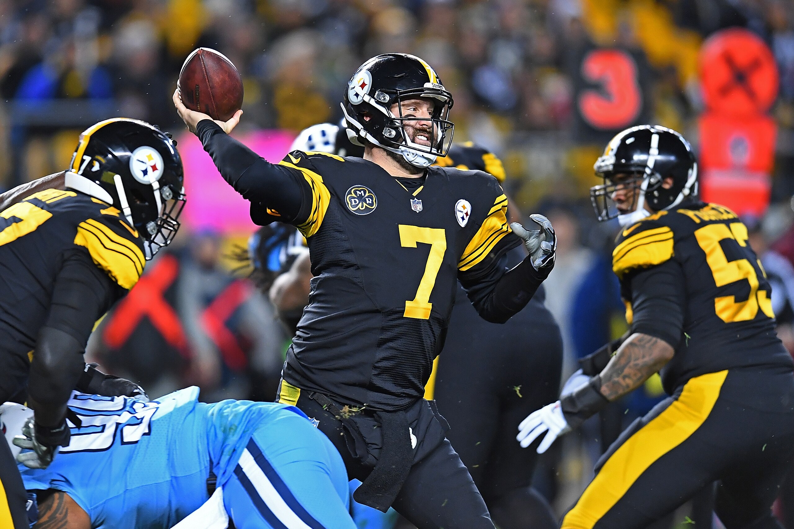 PITTSBURGH, PA - NOVEMBER 16: Ben Roethlisberger #7 of the Pittsburgh Steelers passes in the first half during the game against the Tennessee Titans at Heinz Field on November 16, 2017 in Pittsburgh, Pennsylvania. (Photo by Joe Sargent/Getty Images)