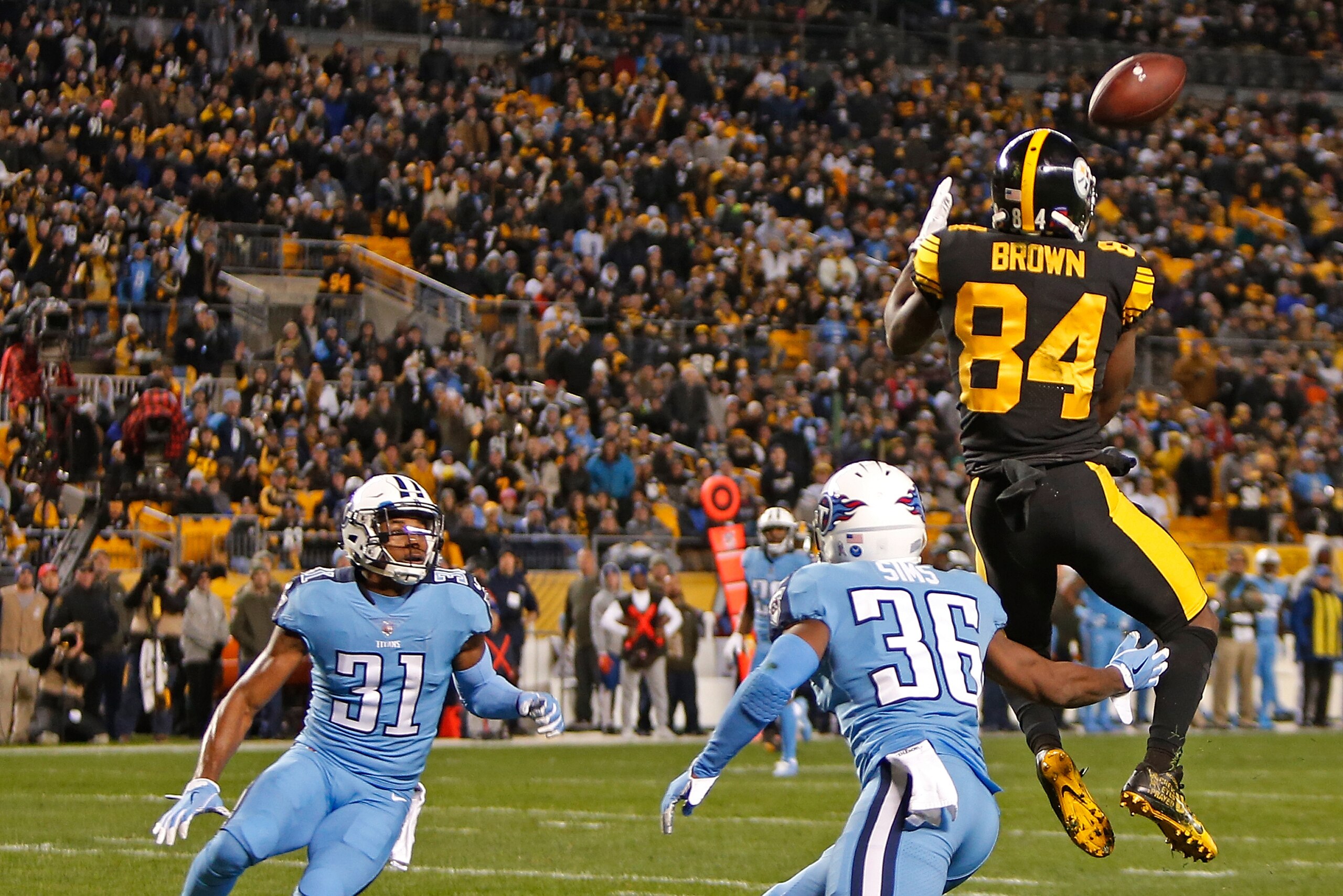 PITTSBURGH, PA - NOVEMBER 16: Antonio Brown #84 of the Pittsburgh Steelers makes a catch in front of LeShaun Sims #36 of the Tennessee Titans and Kevin Byard #31 for a 41 yard touchdown reception in the first quarter during the game at Heinz Field on Nove