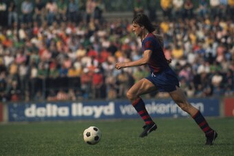 Johan Cruijff in action for FC Barcelona during the season 1977/1978 (Photo by VI Images via Getty Images)