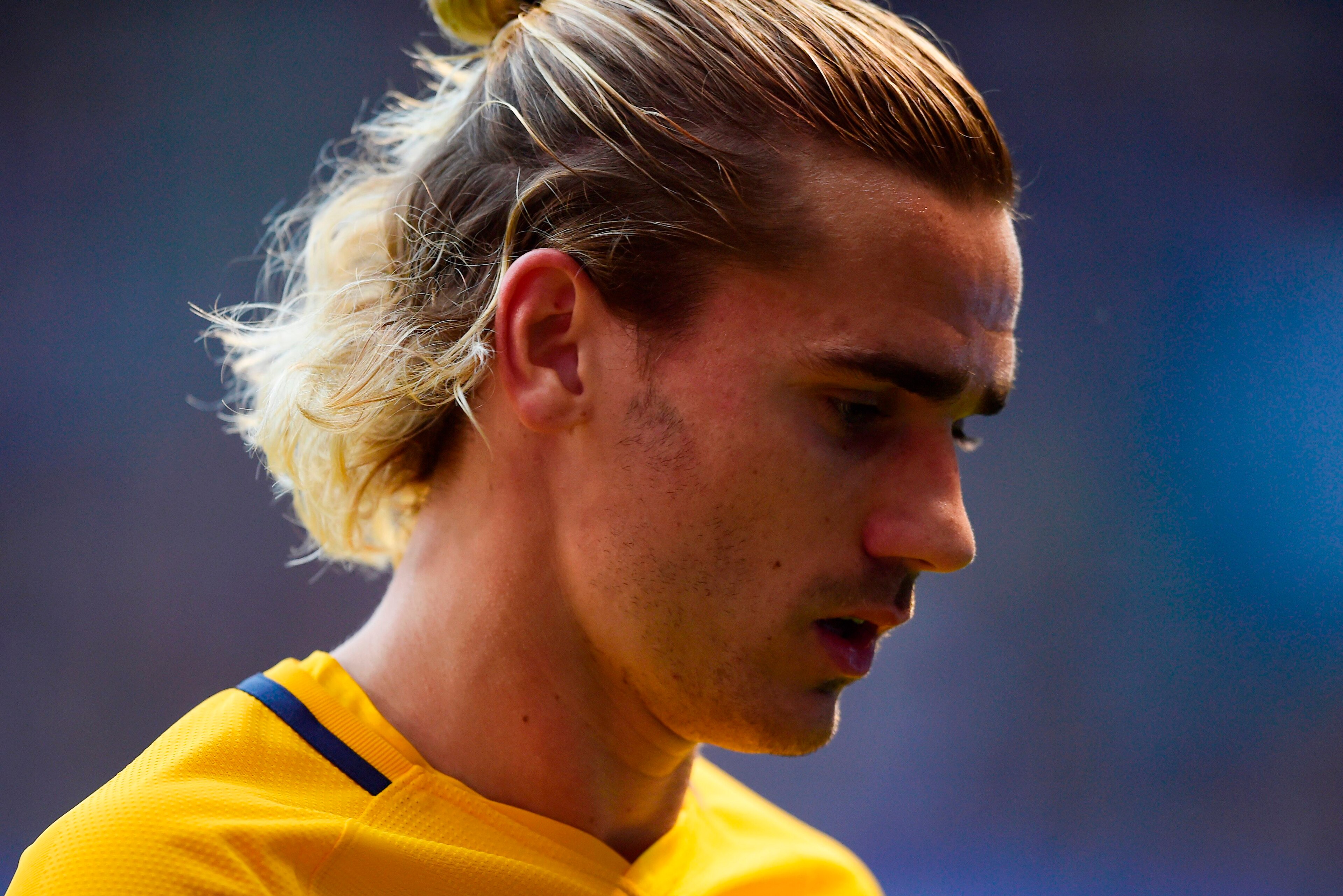 Atletico Madrid's French forward Antoine Griezmann attends the Spanish league football match Deportivo Coruna vs Atletico Madrid at the Riazor stadium in La Coruna on November 4, 2017. / AFP PHOTO / MIGUEL RIOPA        (Photo credit should read MIGUEL RIO