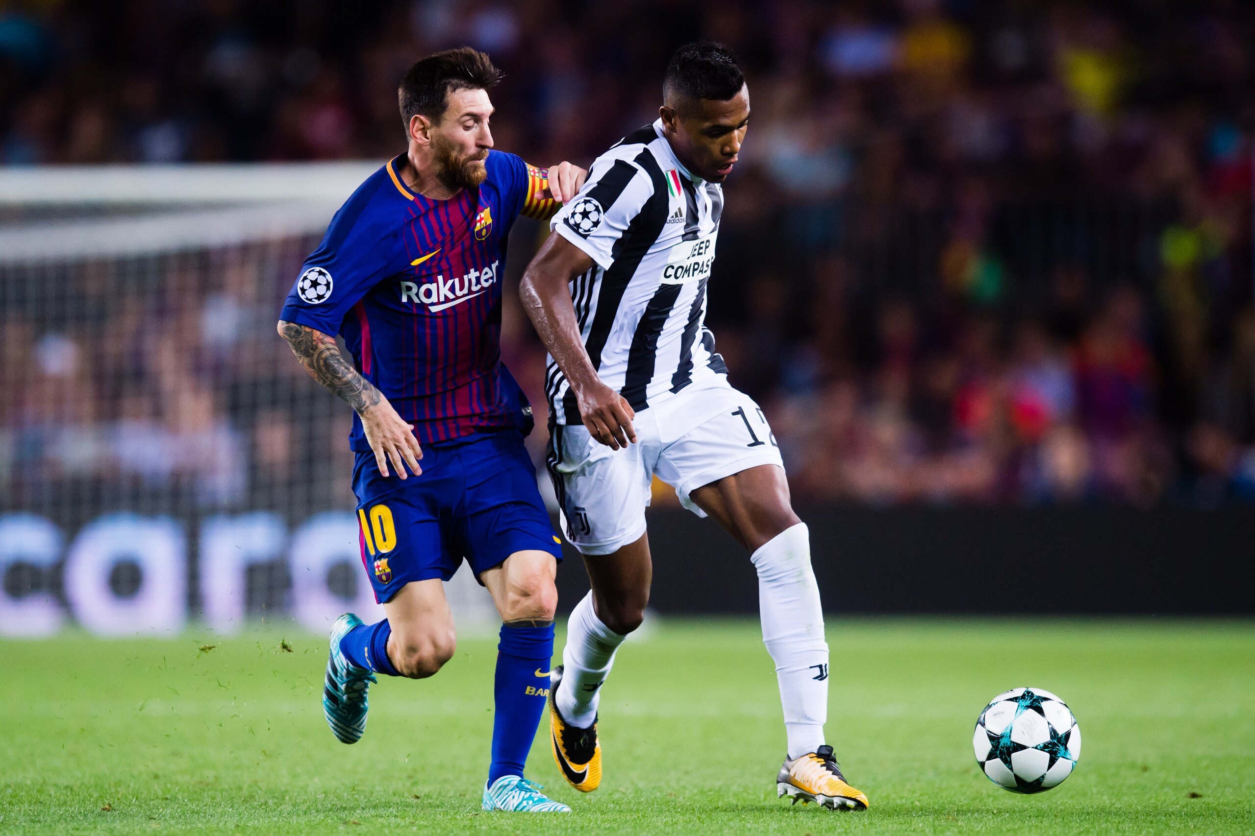BARCELONA, SPAIN - SEPTEMBER 12:  Lionel Messi of FC Barcelona competes for the ball with Alex Sandro of Juventus during the UEFA Champions League group D match between FC Barcelona and Juventus at Camp Nou on September 12, 2017 in Barcelona, Spain.  (Pho