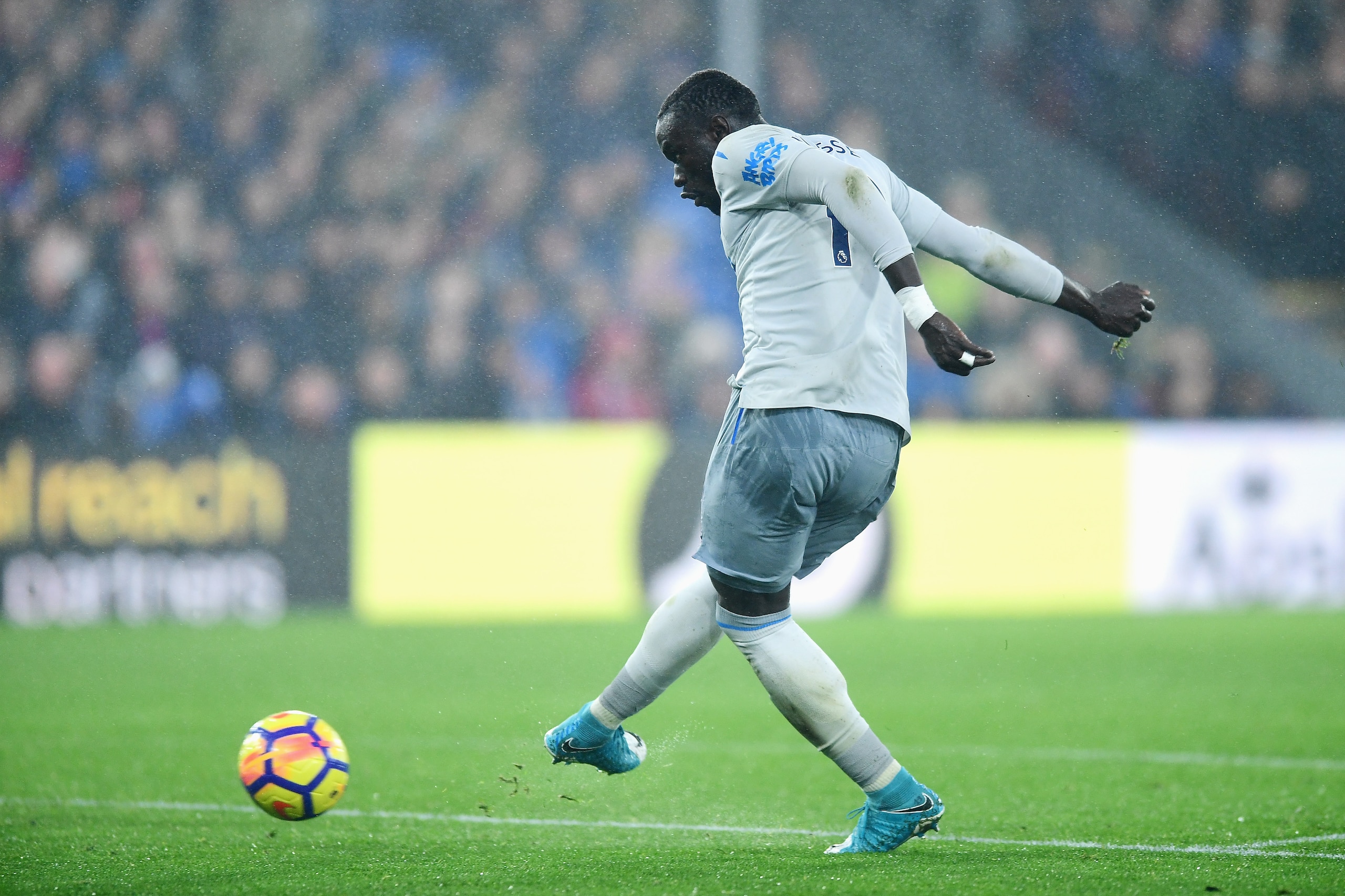 LONDON, ENGLAND - NOVEMBER 18: Oumar Niasse of Everton scores his side's second goal to make it 2-2 during the Premier League match between Crystal Palace and Everton at Selhurst Park on November 18, 2017 in London, England.  (Photo by Alex Broadway/Getty