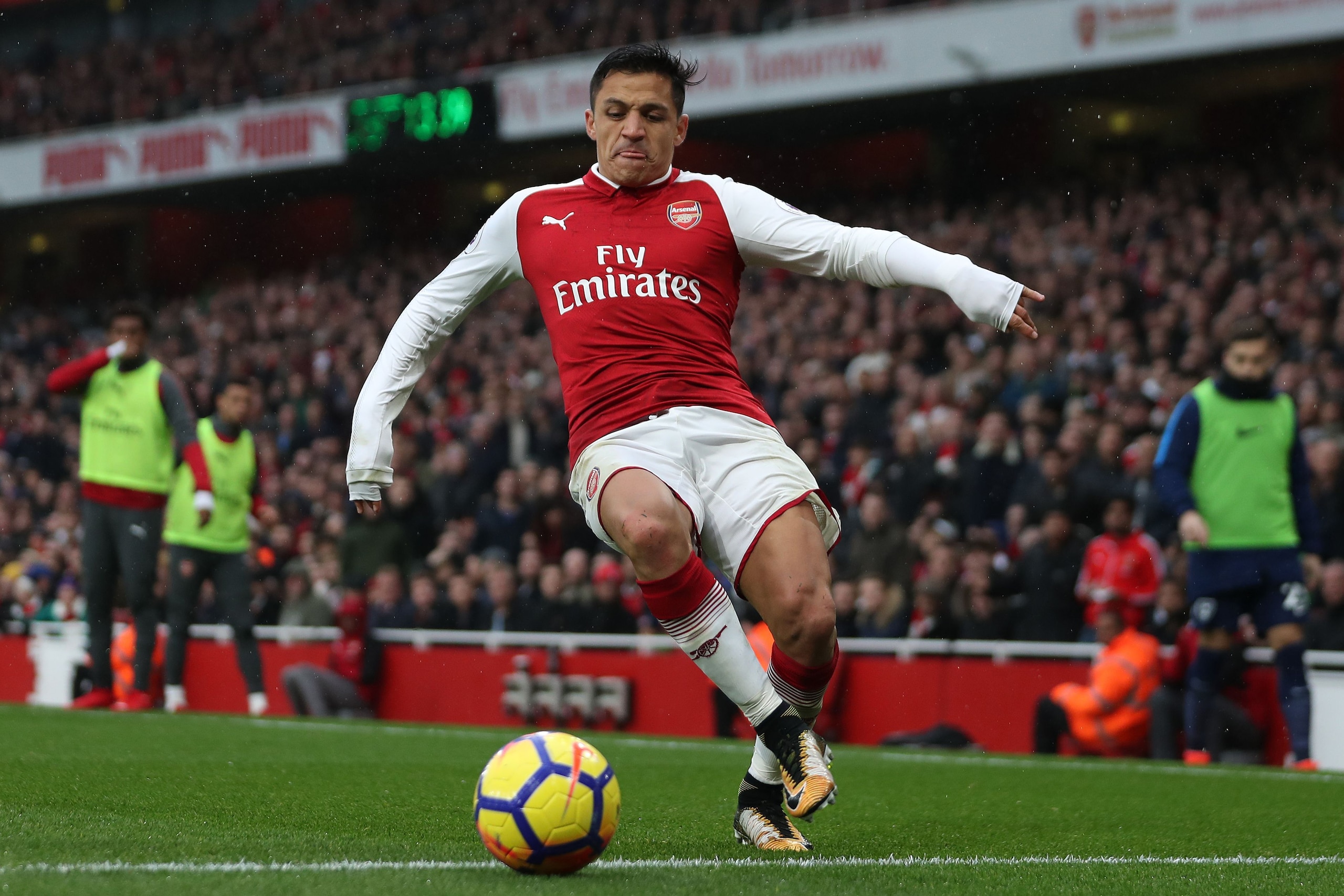 Arsenal's Chilean striker Alexis Sanchez controls the ball during the English Premier League football match between Arsenal and Tottenham Hotspur at the Emirates Stadium in London on November 18, 2017.  / AFP PHOTO / DANIEL LEAL-OLIVAS / RESTRICTED TO EDI