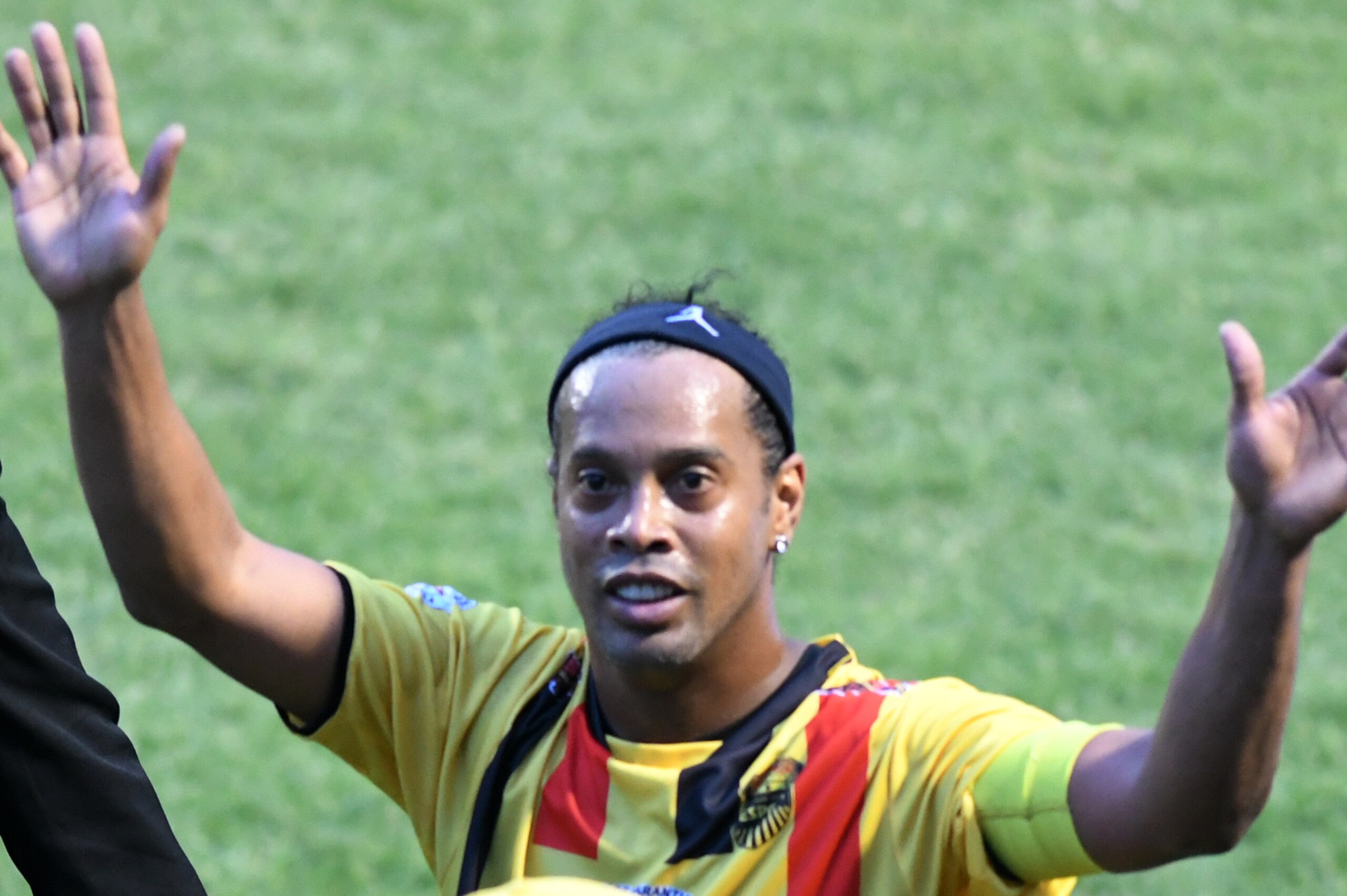 Brazilian football star Ronaldinho waves at the Honduran fans at the Nacional stadium in Tegucigalpa on July 30, 2017 at the end of a friendly match 'for peace in Honduras' between the champion Motagua, from Tegucigalpa, and San Pedro Sula's Real Espana. 