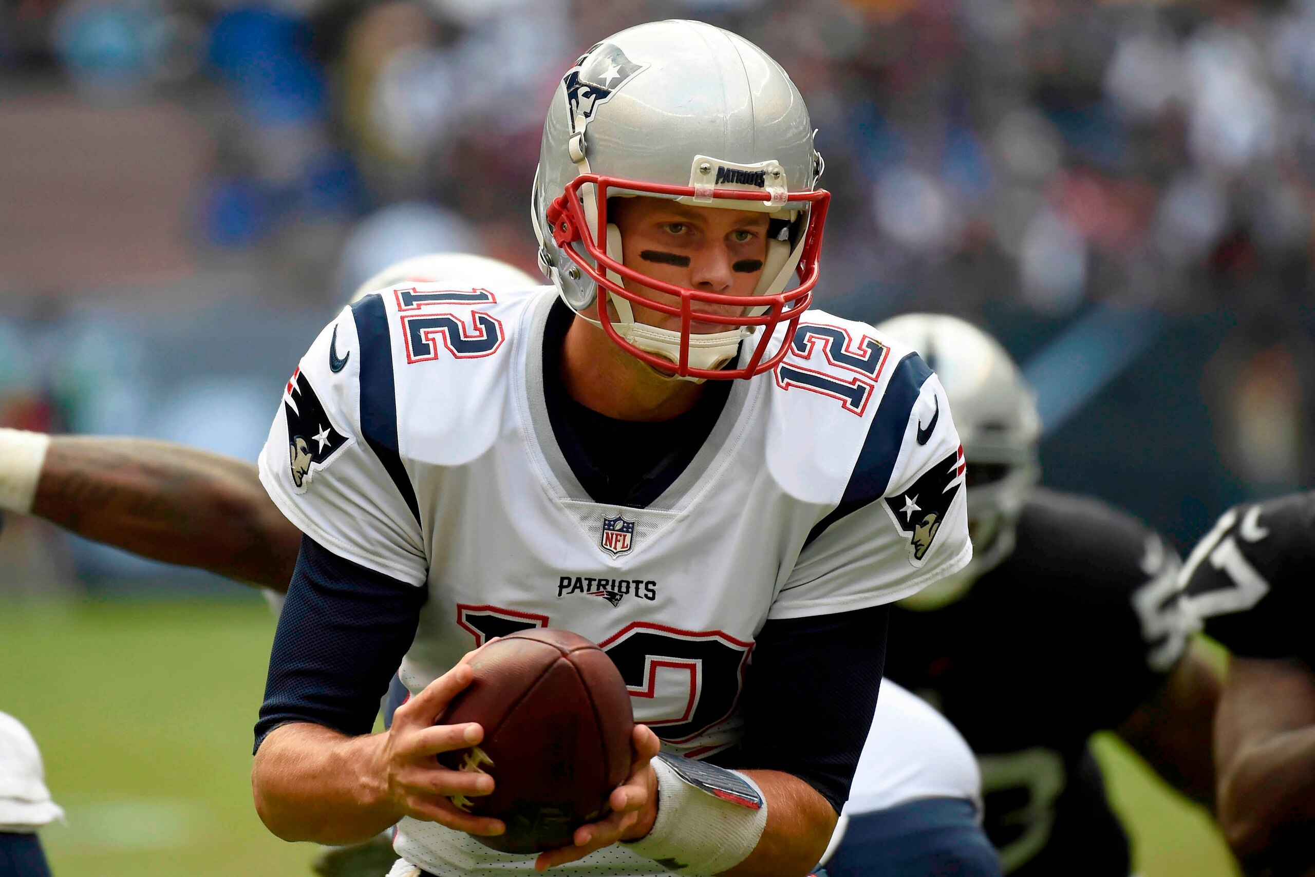 Tom Brady of New England Patriots controls the ball during the 2016 NFL week 11 regular season football game against Oakland Raiders on November 19, 2017 at the Azteca Stadium in Mexico City. / AFP PHOTO / ALFREDO ESTRELLA        (Photo credit should read