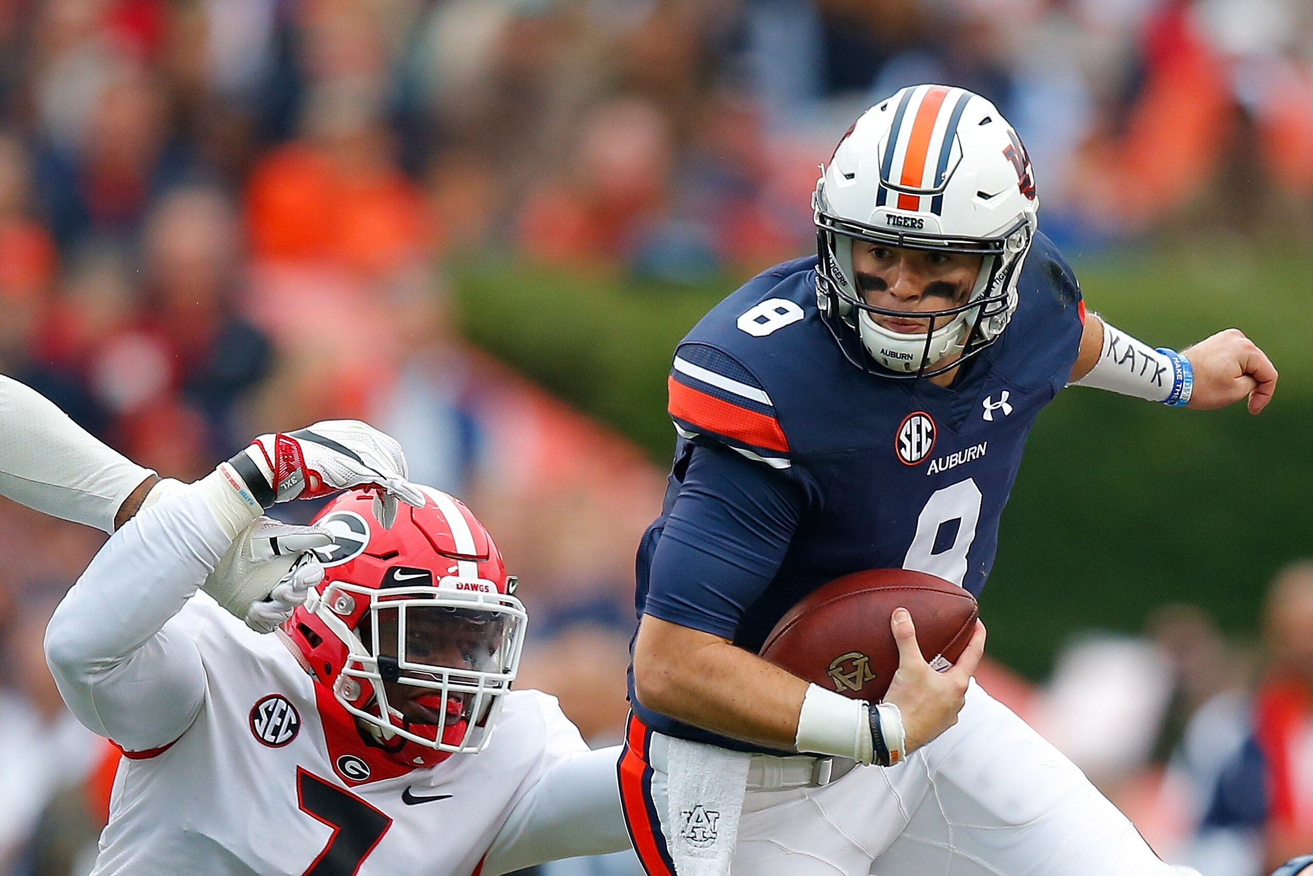AUBURN, AL - NOVEMBER 11:  Jarrett Stidham #8 of the Auburn Tigers rushes away from Lorenzo Carter #7 of the Georgia Bulldogs at Jordan Hare Stadium on November 11, 2017 in Auburn, Alabama.  (Photo by Kevin C. Cox/Getty Images)