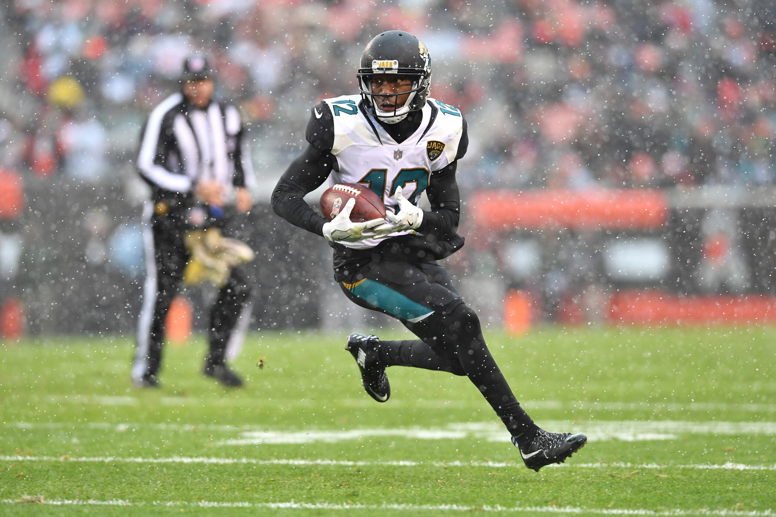 CLEVELAND, OH - NOVEMBER 19: Dede Westbrook #12 of the Jacksonville Jaguars runs the ball in the first half against the Cleveland Browns at FirstEnergy Stadium on November 19, 2017 in Cleveland, Ohio. (Photo by Jason Miller/Getty Images)