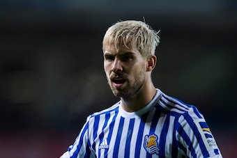 SAN SEBASTIAN, SPAIN - OCTOBER 23:  Inigo Martinez of Real Sociedad reacts during the La Liga match between Real Sociedad de Futbol and RCD Espanyol at Estadio Anoeta on October 23, 2017 in San Sebastian, Spain.  (Photo by Juan Manuel Serrano Arce/Getty I