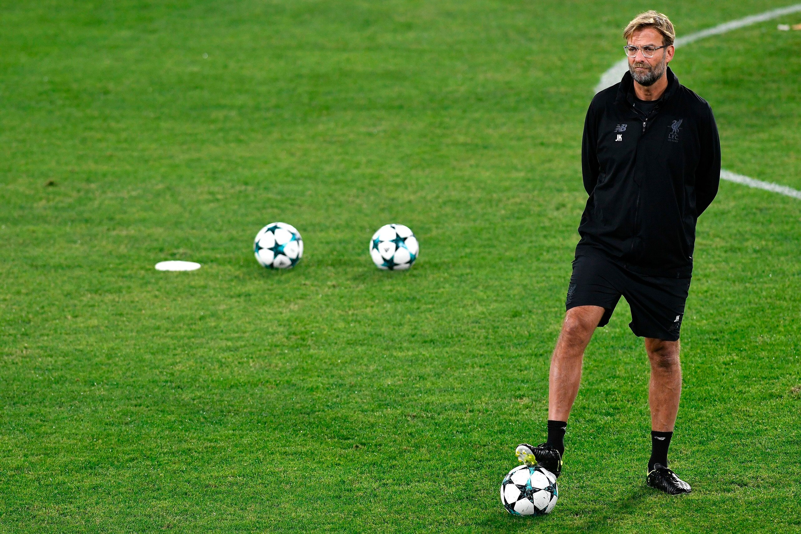 Liverpool's German coach Jurgen Klopp attends a training session at Ramon Sanchez Pizjuan stadium in Sevilla on November 20, 2017 on the eve of the UEFA Champions League group E football match between Sevilla and Liverpool. / AFP PHOTO / CRISTINA QUICLER 