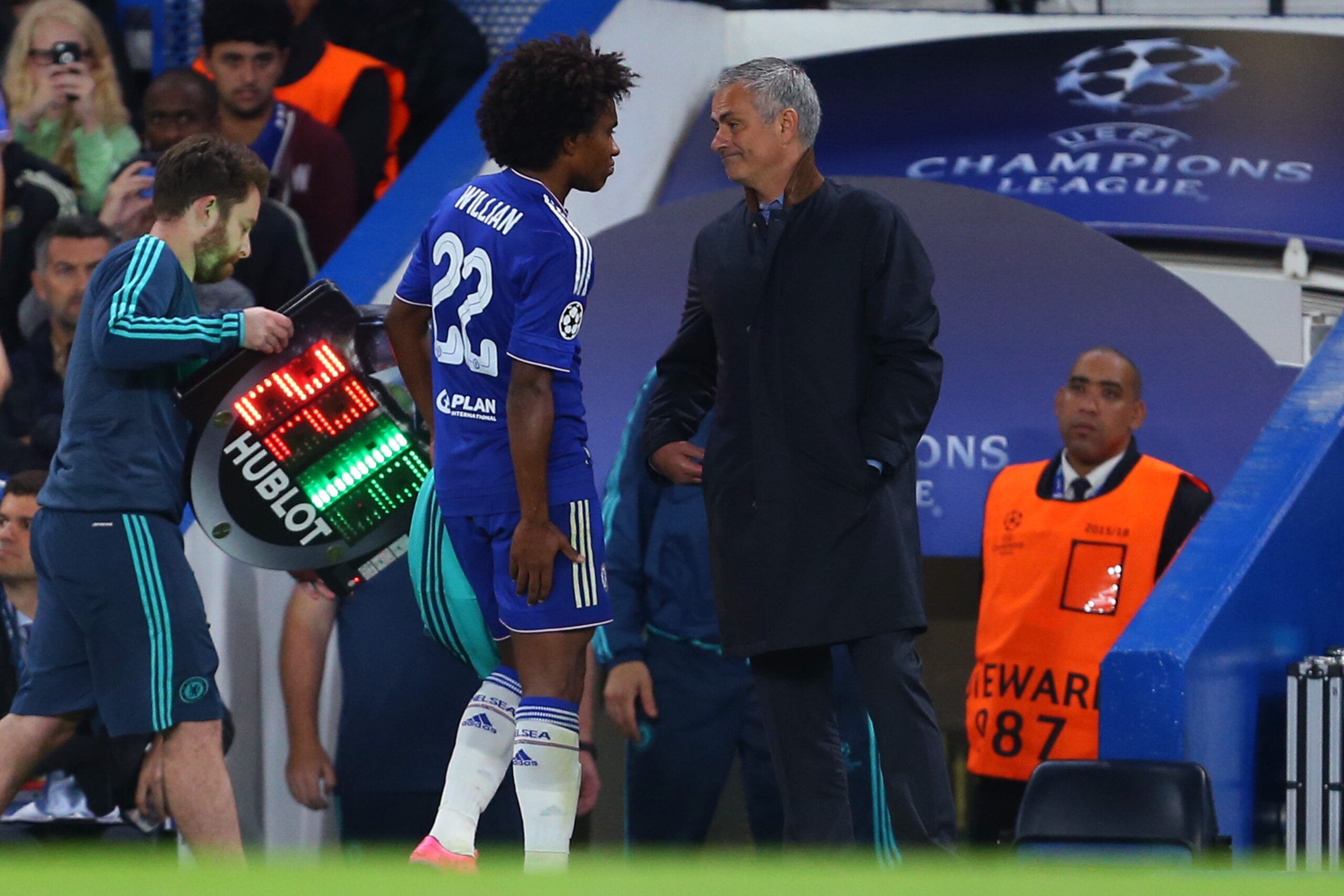 LONDON, ENGLAND - SEPTEMBER 16:  Jose Mourinho Manager of Chelsea pulls a face as an injured Willian of Chelsea walks past him holding his right leg during the UEFA Champions League match between Chelsea and Maccabi Tel-Aviv at Stamford Bridge on Septembe