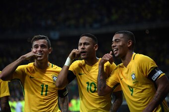 TOPSHOT - Brazil's Neymar (C) celebrates with teammates Philippe Coutinho (L) and Gabriel Jesus after scoring against Argentina during their 2018 FIFA World Cup qualifier football match in Belo Horizonte, Brazil, on November 10, 2016. / AFP / VANDERLEI AL