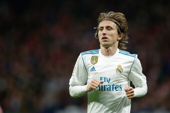 MADRID, SPAIN - NOVEMBER 18: Luka Modric of Real Madrid  during the Spanish Primera Division   match between Atletico Madrid v Real Madrid at the Estadio Wanda Metropolitano on November 18, 2017 in Madrid Spain (Photo by Eric Verhoeven/Soccrates/Getty Ima