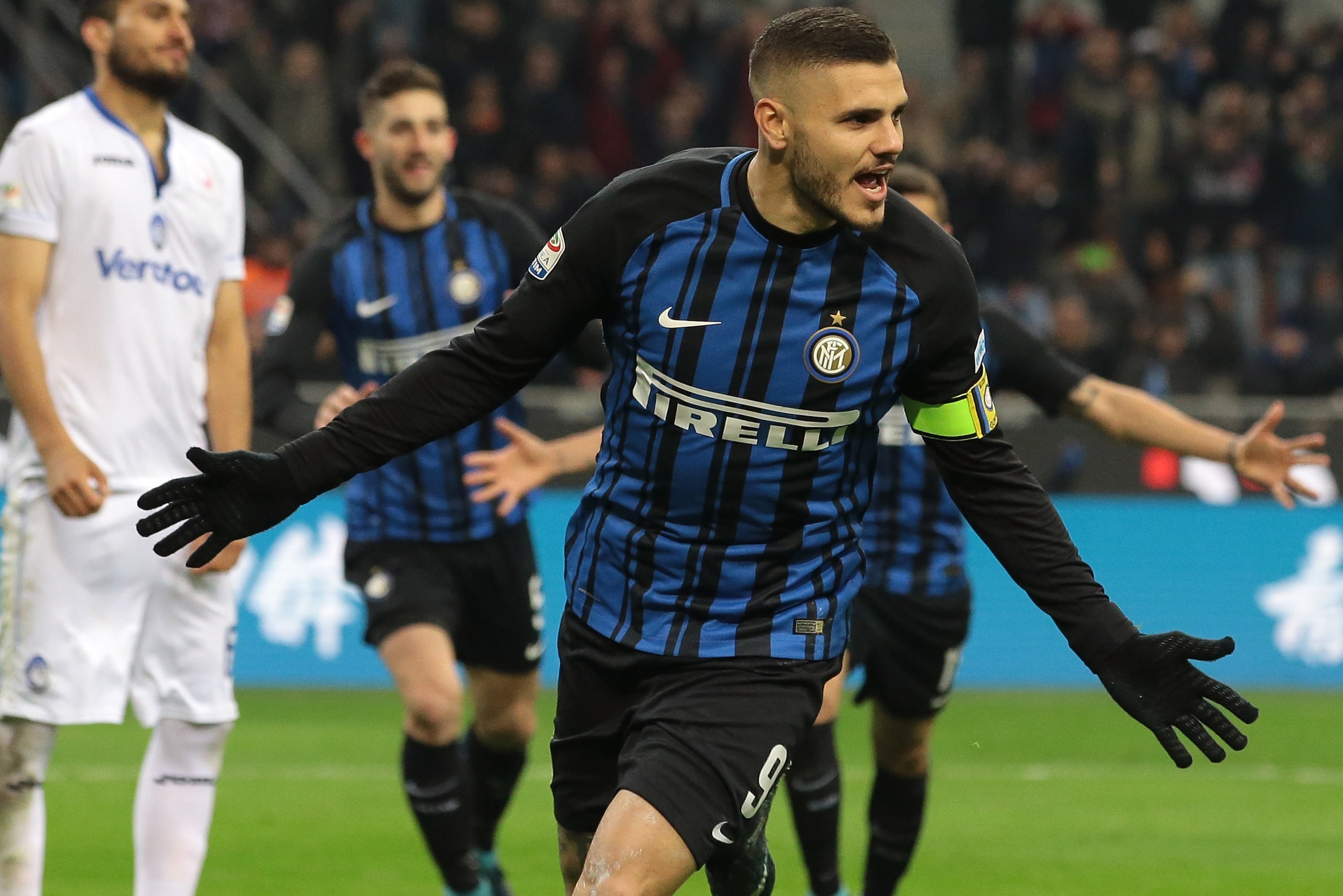 MILAN, ITALY - NOVEMBER 19:  Mauro Emanuel Icardi of FC Internazionale Milano celebrates after scoring the opening goal during the Serie A match between FC Internazionale and Atalanta BC at Stadio Giuseppe Meazza on November 19, 2017 in Milan, Italy.  (Ph