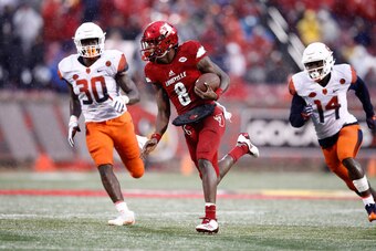 LOUISVILLE, KY - NOVEMBER 18:  Lamar Jackson #8 of the Louisville Cardinals runs for a touchdown against the Syracuse Orange during the game at Papa John's Cardinal Stadium on November 18, 2017 in Louisville, Kentucky.  (Photo by Andy Lyons/Getty Images)