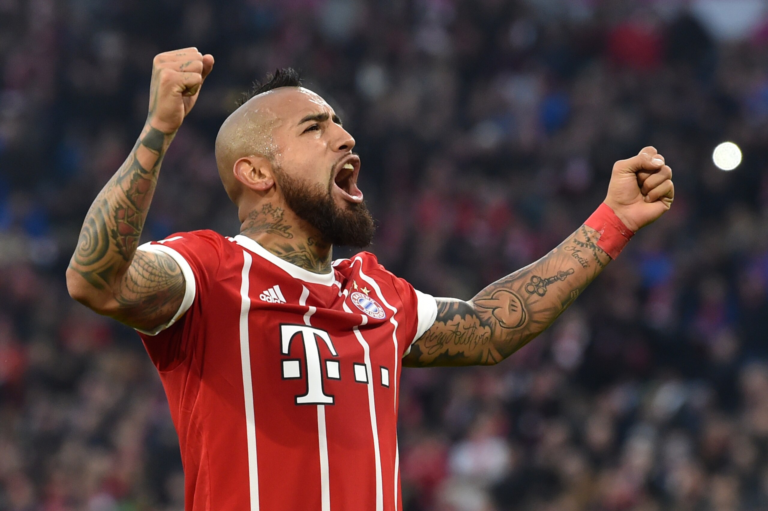 Bayern Munich's Chilean midfielder Arturo Vidal celebrates scoring the opening goal during the German first division Bundesliga football match Bayern Munich vs FC Augsburg in Munich, southern Germany, on November 18, 2017. / AFP PHOTO / Christof STACHE / 