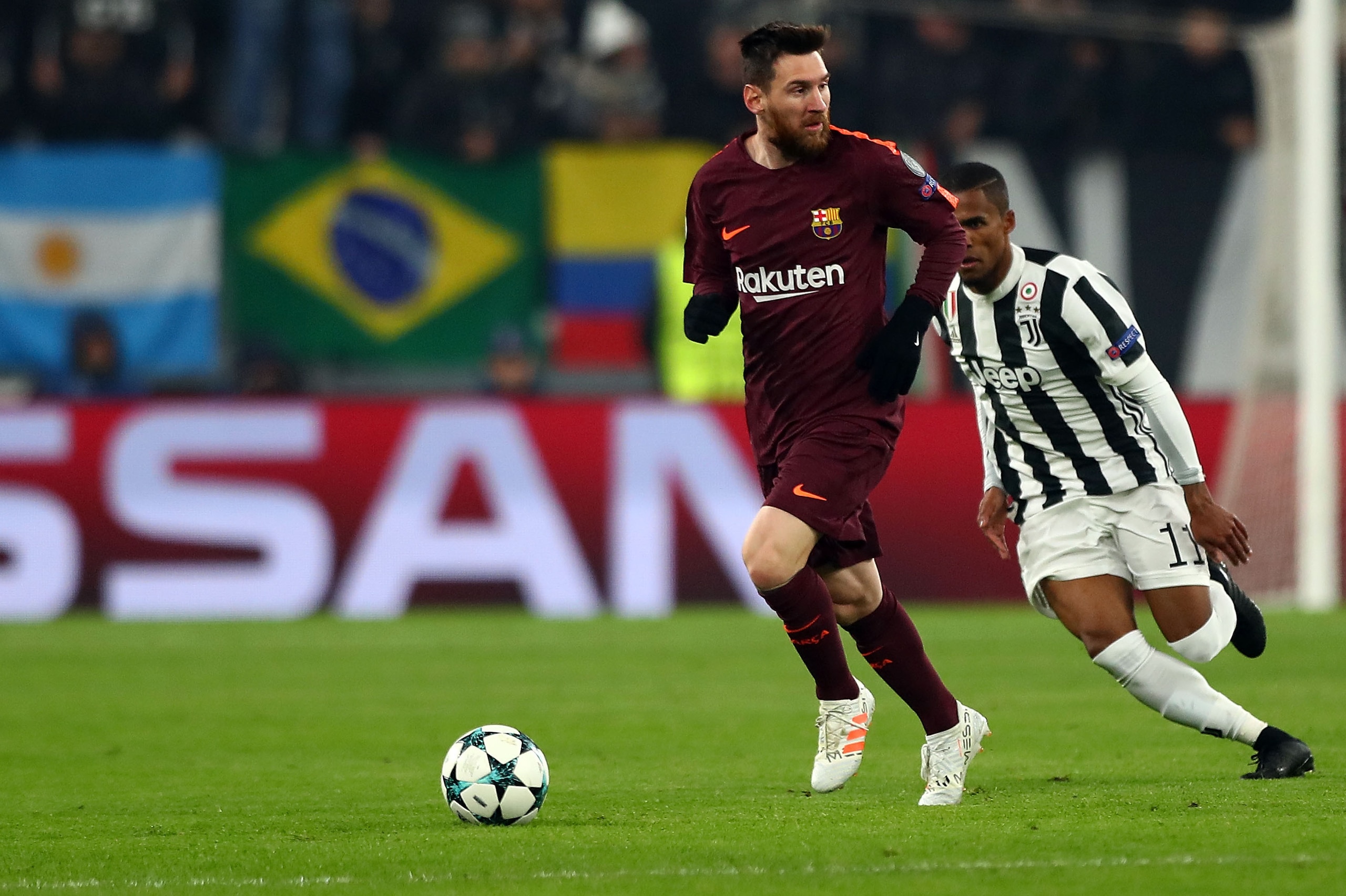TURIN, ITALY - NOVEMBER 22:  Lionel Messi of Barcelona in action during the UEFA Champions League group D match between Juventus and FC Barcelona at Allianz Stadium on November 22, 2017 in Turin, Italy.  (Photo by Amin Mohammad Jamali/Getty Images)