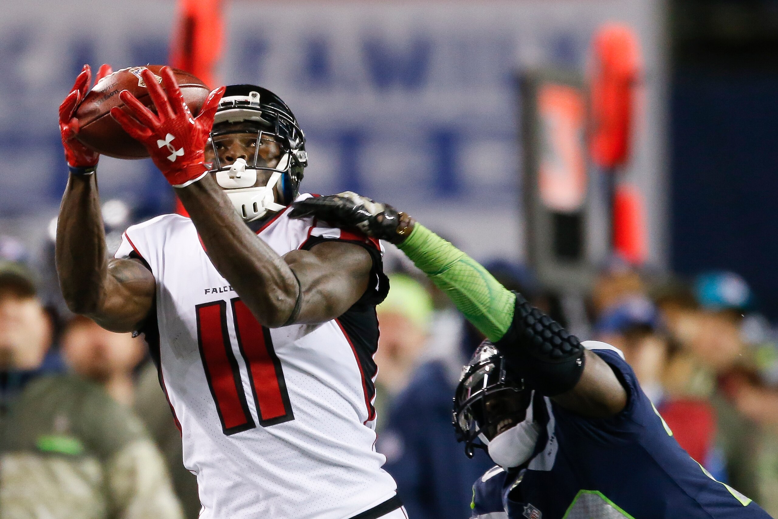 SEATTLE, WA - NOVEMBER 20: Wide receiver Julio Jones #11 of the Atlanta Falcons brings in a 29 yard pass against cornerback Jeremy Lane #20 of the Seattle Seahawks in the fourth quarter of the game at CenturyLink Field on November 20, 2017 in Seattle, Was