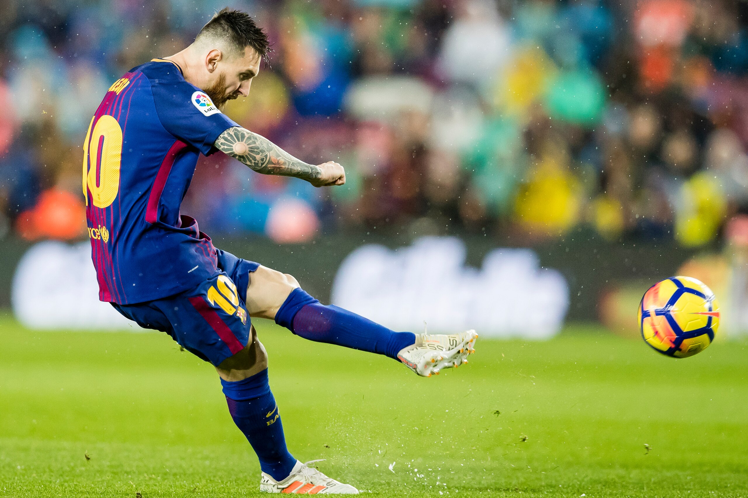 BARCELONA, SPAIN - NOVEMBER 04: Lionel Andres Messi of FC Barcelona in action during the La Liga 2017-18 match between FC Barcelona and Sevilla FC at Camp Nou on November 04 2017 in Barcelona, Spain. (Photo by Power Sport Images/Getty Images)