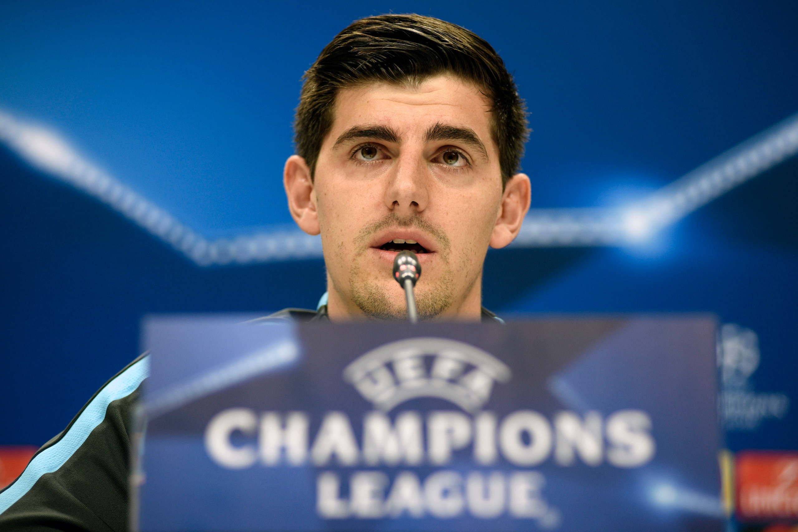 Chelsea's goalkeeper from Belgium Thibaut Courtois attends a press conference in Baku on November 21, 2017 on the eve of the UEFA Champions League Group C football match between Qarabag FK and Chelsea FC. / AFP PHOTO / TOFIK BABAYEV        (Photo credit s
