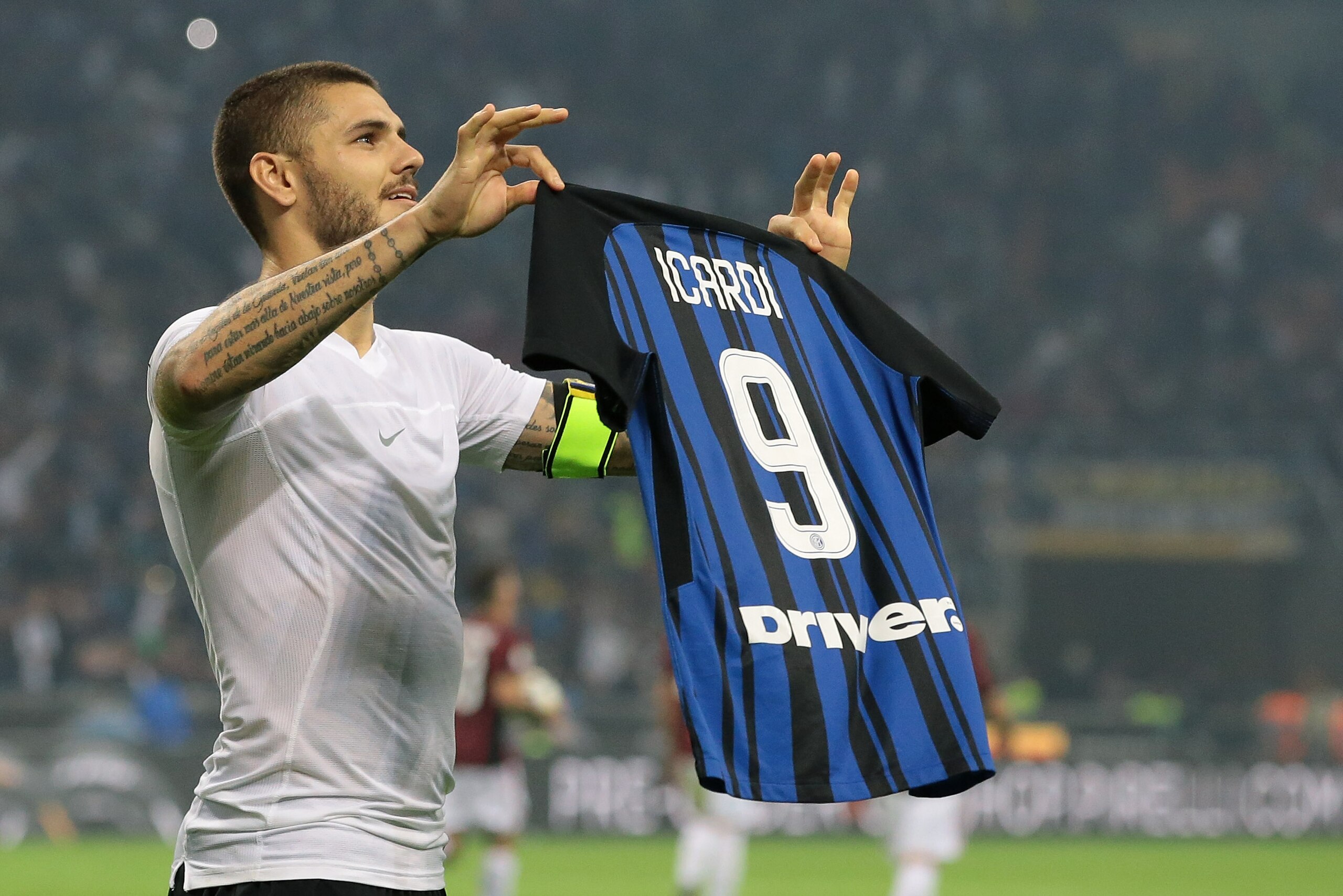 MILAN, ITALY - OCTOBER 15:  Mauro Emanuel Icardi of FC Internazionale Milano celebrates his third goal during the Serie A match between FC Internazionale and AC Milan at Stadio Giuseppe Meazza on October 15, 2017 in Milan, Italy.  (Photo by Emilio Andreol