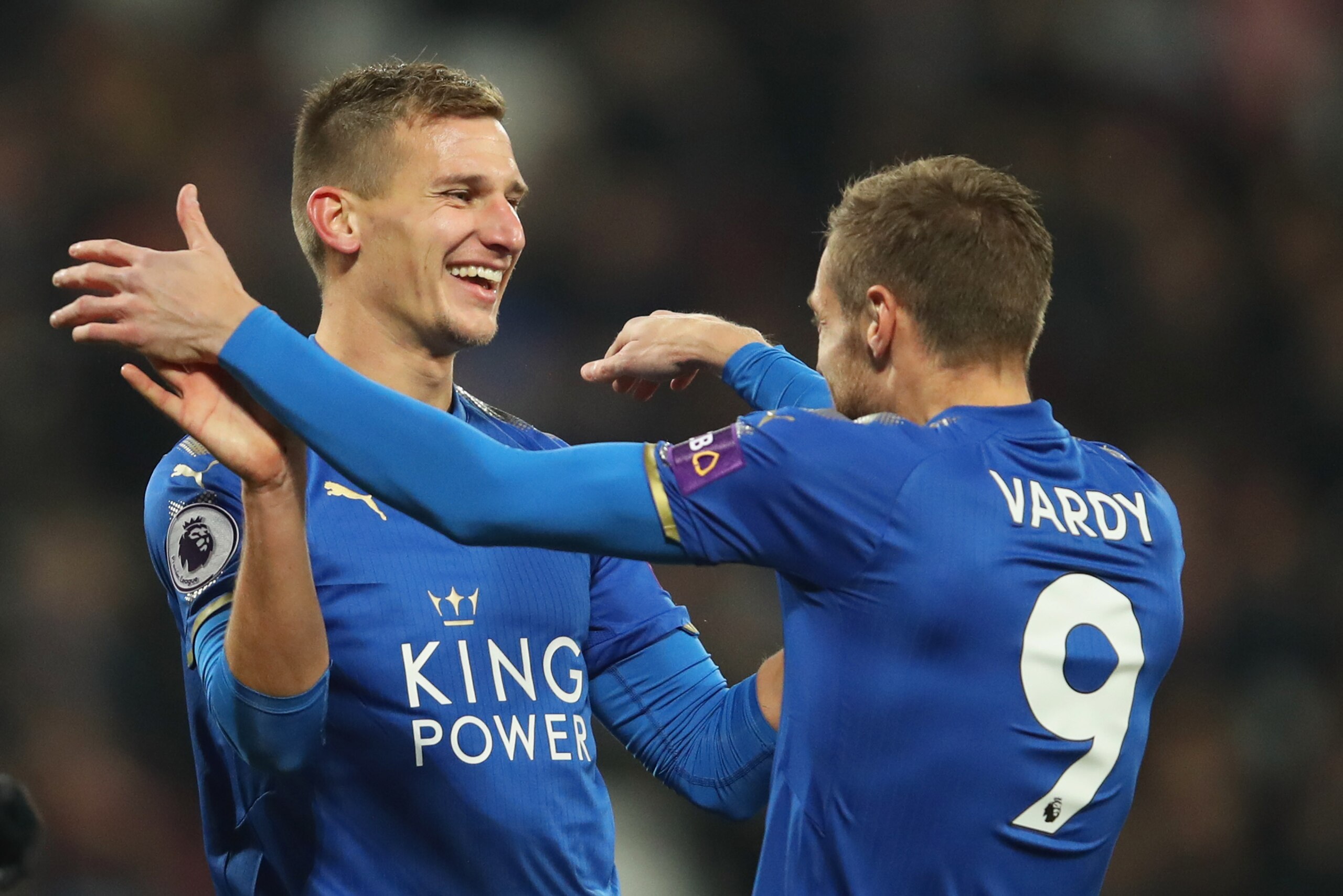 LONDON, ENGLAND - NOVEMBER 24:  Marc Albrighton of Leicester City (L) celebrates as he scores their first goal with Jamie Vardy during the Premier League match between West Ham United and Leicester City at London Stadium on November 24, 2017 in London, En