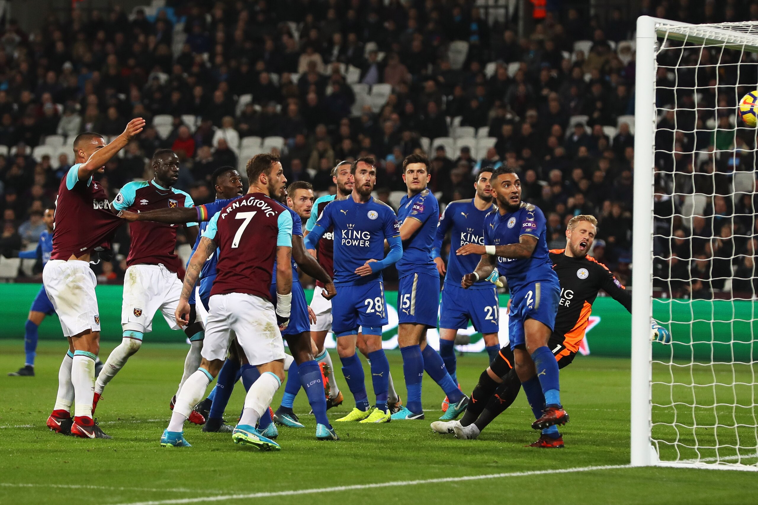 LONDON, ENGLAND - NOVEMBER 24:  Cheikhou Kouyate of West Ham United (2L) scores their first and equalising goal during the Premier League match between West Ham United and Leicester City at London Stadium on November 24, 2017 in London, England.  (Photo b