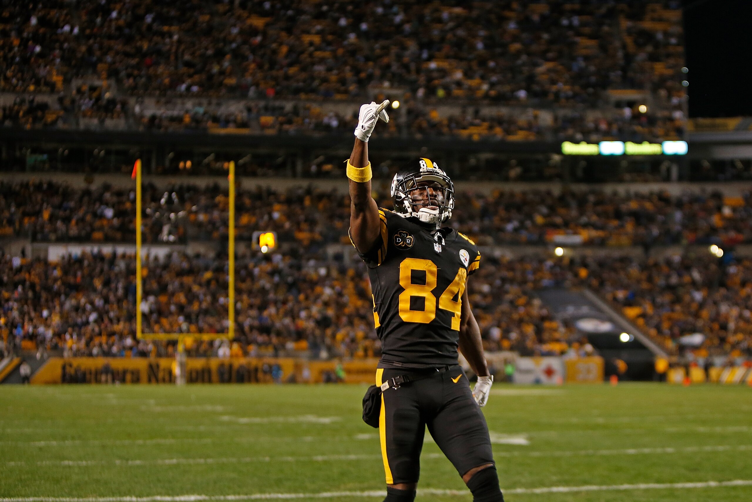 PITTSBURGH, PA - NOVEMBER 16: Antonio Brown #84 of the Pittsburgh Steelers celebrates after a 5 yard touchdown reception in the third quarter during the game against the Tennessee Titans at Heinz Field on November 16, 2017 in Pittsburgh, Pennsylvania. (Ph