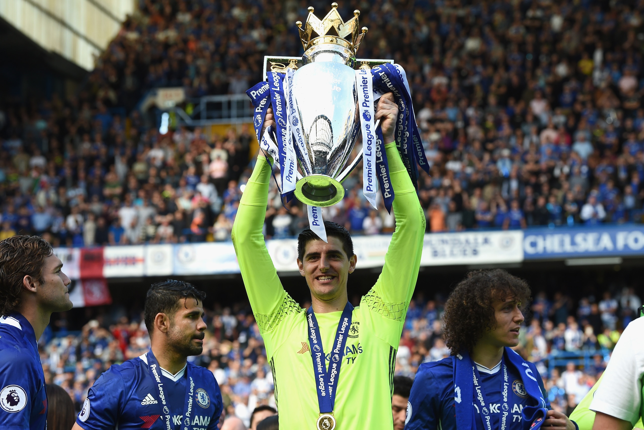 LONDON, ENGLAND - MAY 21:  Thibaut Courtois of Chelsea lifts the premier league trophy following the Premier League match between Chelsea and Sunderland at Stamford Bridge on May 21, 2017 in London, England.  (Photo by Michael Regan/Getty Images)