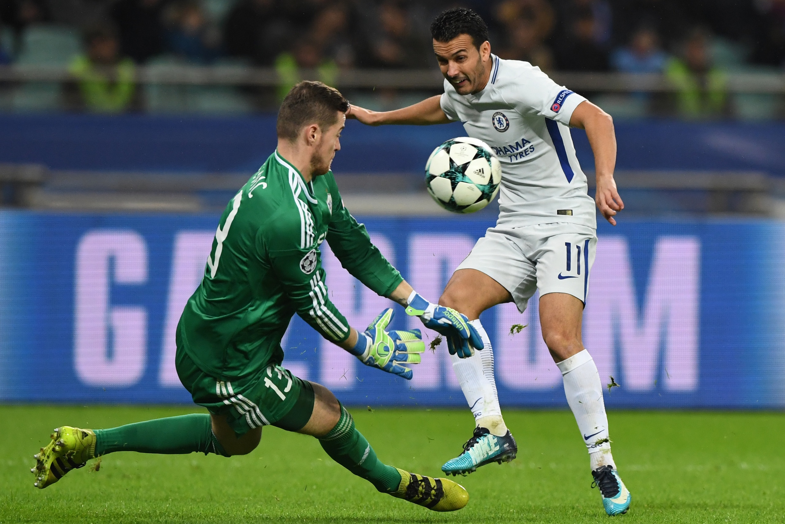 Qarabag's goalkeeper from Bosnia-Herzegovina Ibrahim Sehic (L) and Chelsea's forward from Spain Pedro vie during the UEFA Champions League Group C football match between Qarabag FK and Chelsea FC in Baku on November 22, 2017. / AFP PHOTO / Kirill KUDRYAVT