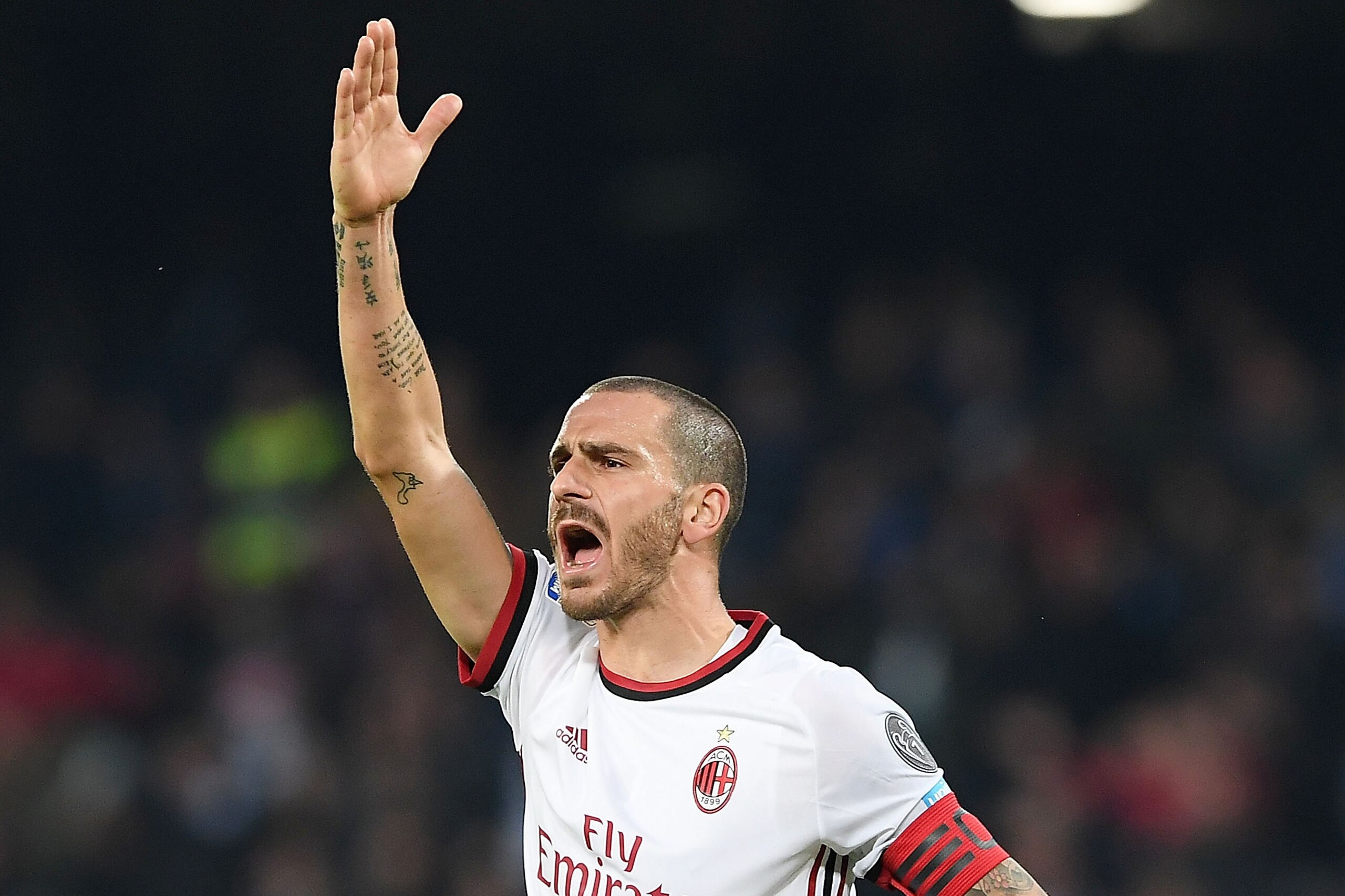 NAPLES, ITALY - NOVEMBER 18:  Leonardo Bonucci of AC Milan in action during the Serie A match between SSC Napoli and AC Milan at Stadio San Paolo on November 18, 2017 in Naples, Italy.  (Photo by Francesco Pecoraro/Getty Images)