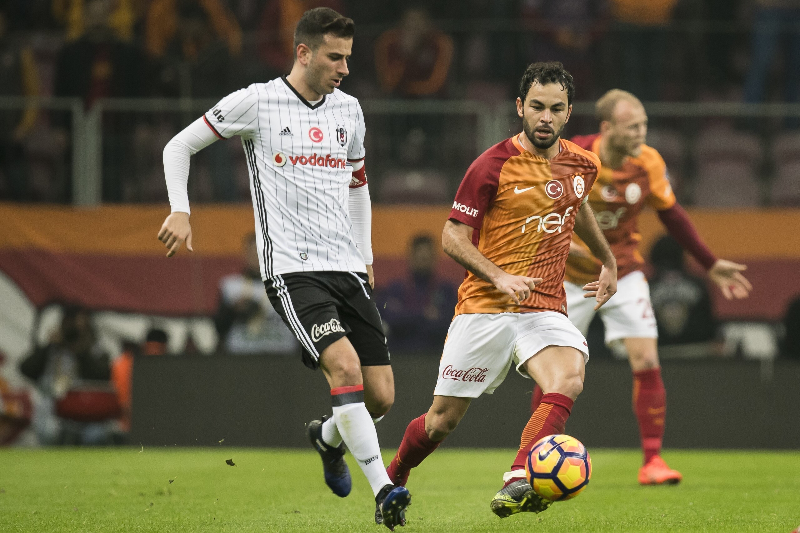 (L-R) Oguzhan Ozyakup of Besiktas JK , Selcuk Inan of Galatasarayduring the Turkish Spor Toto Super Lig football match between Galatasaray SK and Besiktas JK on February 27, 2017 at the Türk Telekom Arena in Istanbul, Turkey.(Photo by VI Images via Getty 