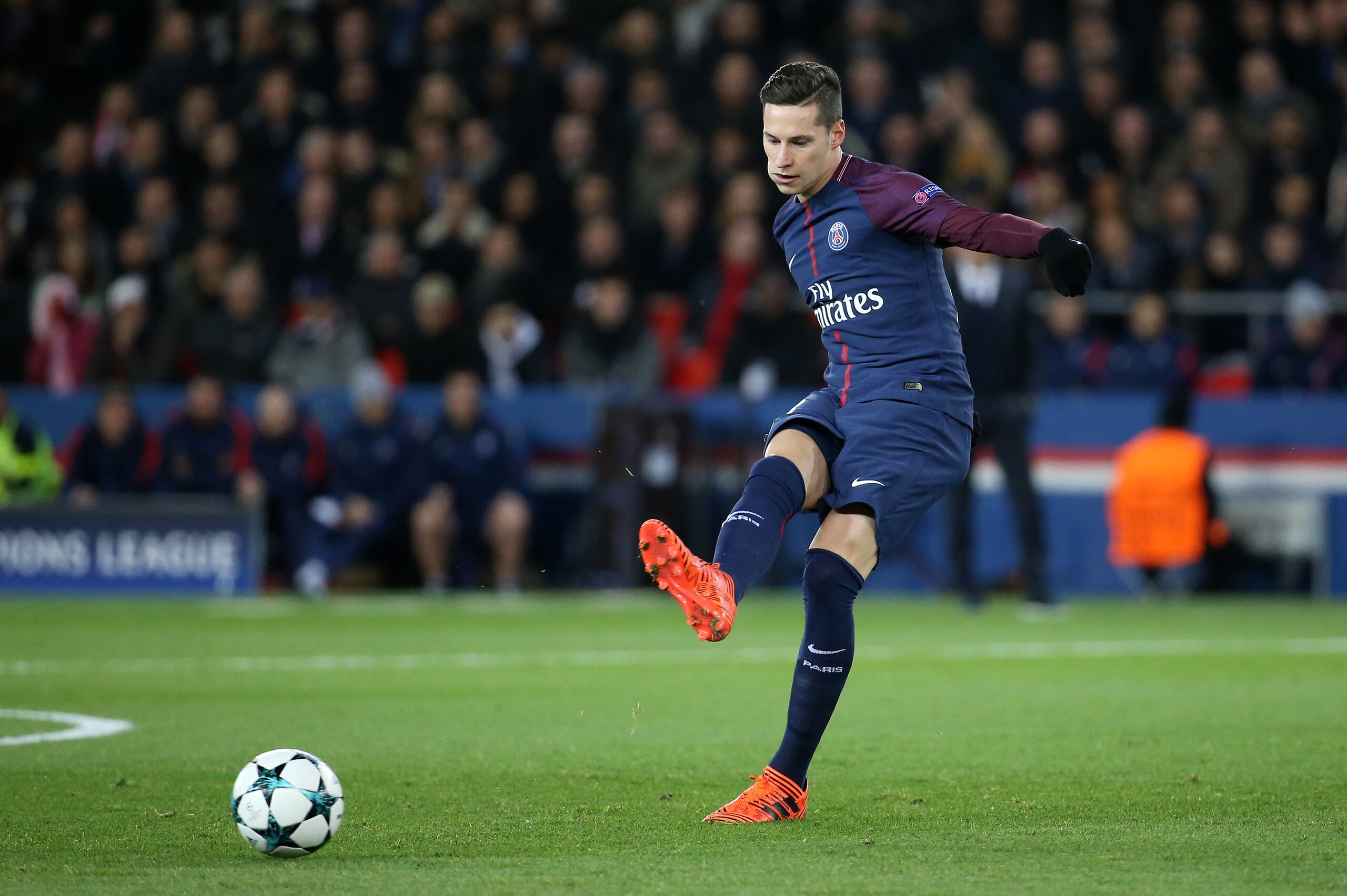 PARIS, FRANCE - NOVEMBER 22: Julian Draxler of PSG during the UEFA Champions League group B match between Paris Saint-Germain (PSG) and Celtic FC at Parc des Princes on November 22, 2017 in Paris, France. (Photo by Jean Catuffe/Getty Images)