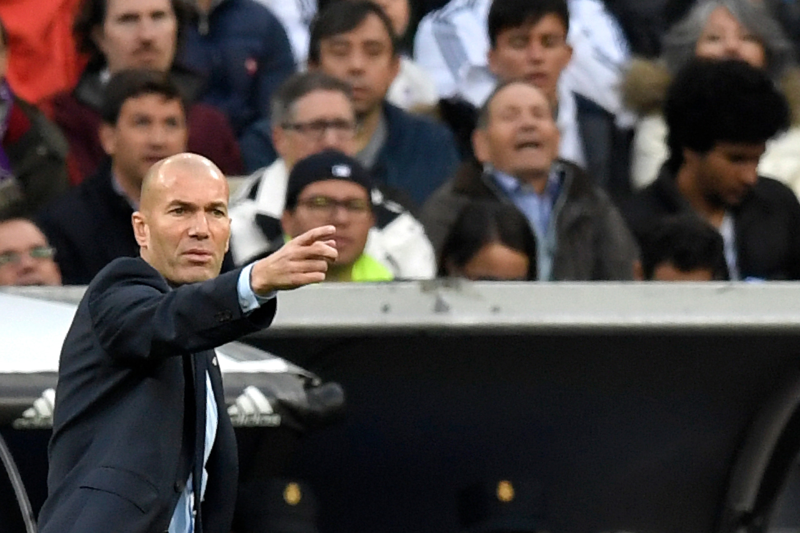 Real Madrid's French coach Zinedine Zidane gives instructions to his players during the Spanish league football match Real Madrid CF against Malaga CF on 25, November 2017 at the Santiago Bernabeu stadium in Madrid. / AFP PHOTO / GABRIEL BOUYS        (Pho