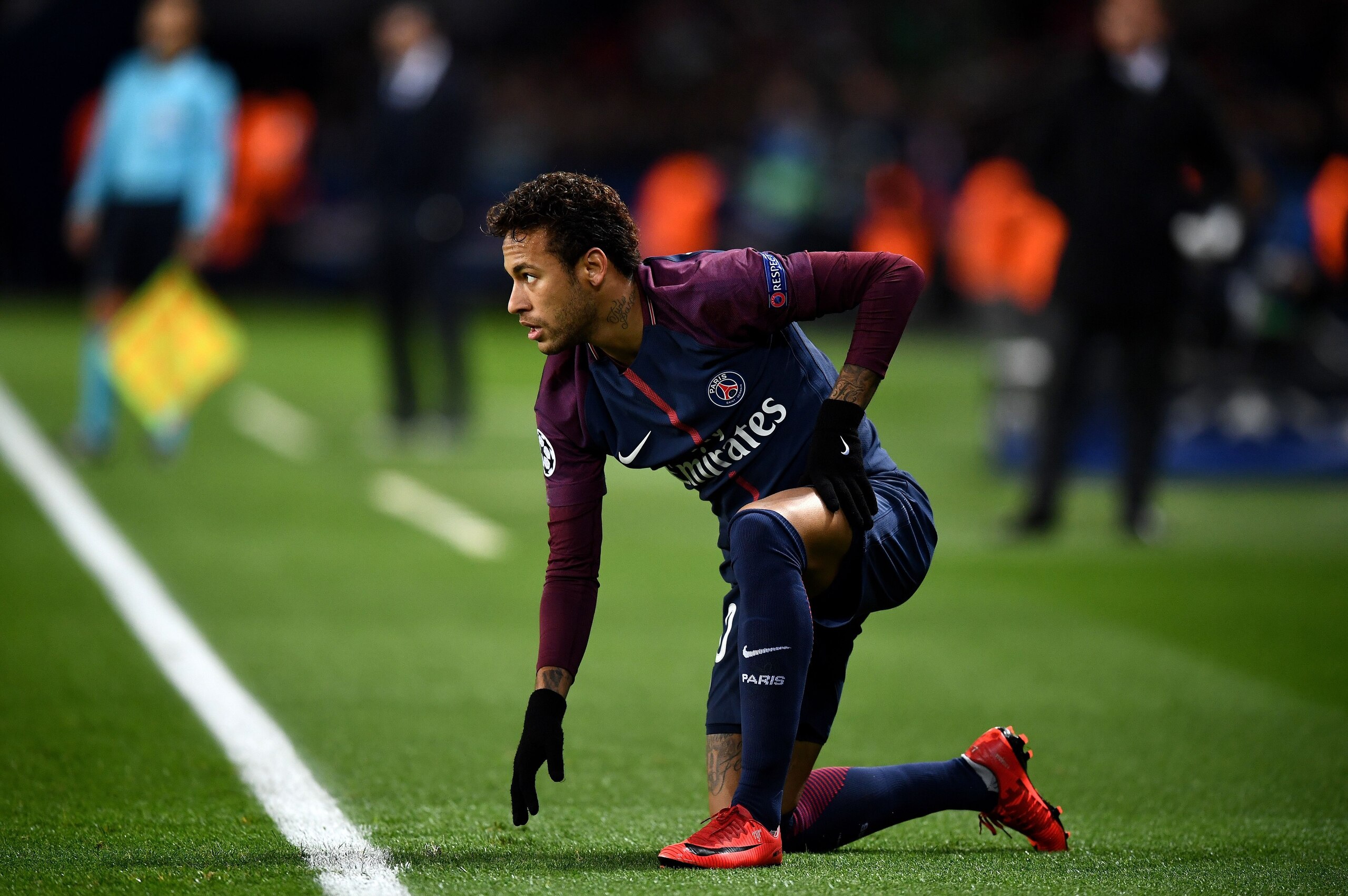 Paris Saint-Germain's Brazilian forward Neymar reacts during the UEFA Champions League Group B football match between Paris Saint-Germain (PSG) and Glasgow Celtic at Parc des Princes Stadium in Paris on November 22, 2017. / AFP PHOTO / FRANCK FIFE Paris Saint-Germain's Brazilian forward Neymar reacts during the UEFA Champions League Group B football match between Paris Saint-Germain (PSG) and Glasgow Celtic at Parc des Princes Stadium in Paris on November 22, 2017. / AFP PHOTO / FRANCK FIFE