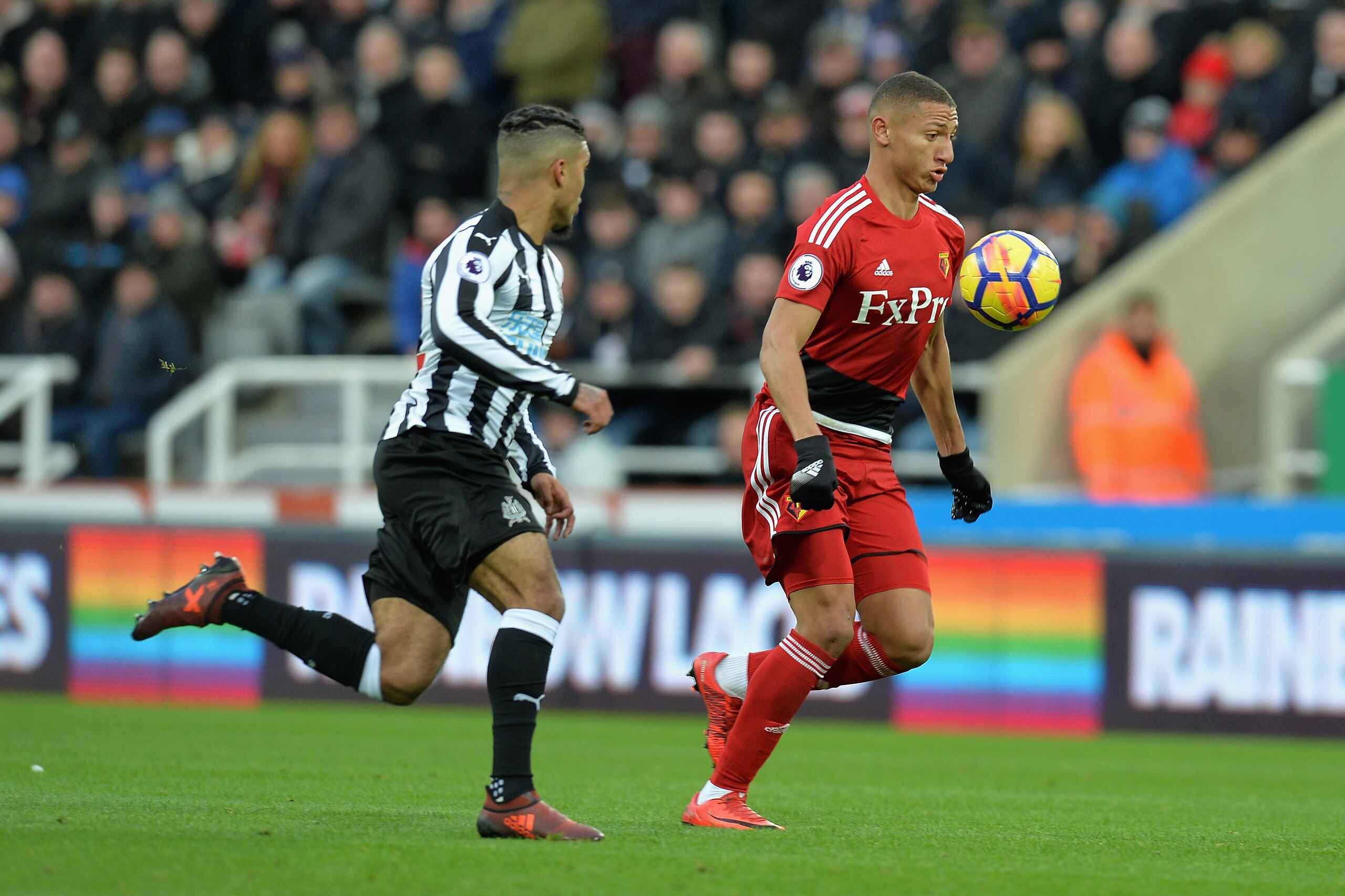 NEWCASTLE UPON TYNE, ENGLAND - NOVEMBER 25:  Richarlison de Andrade of Watford and Deandre Yedlin of Newcastle United battle for the ball during the Premier League match between Newcastle United and Watford at St. James Park on November 25, 2017 in Newcas