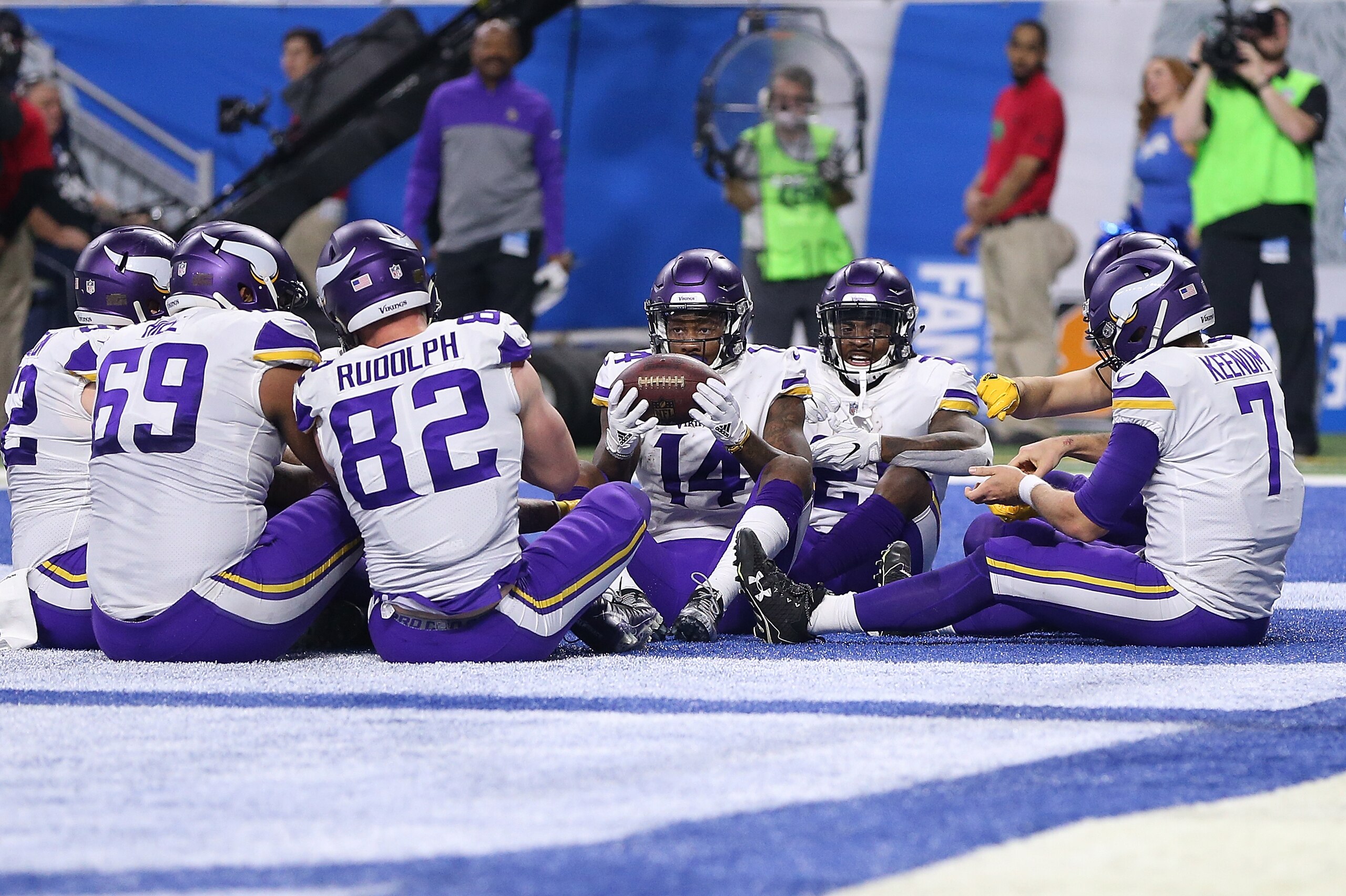 DETROIT, MI - NOVEMBER 23: The Minnesota Vikings celebrate a touchdown by quarterback Case Keenum #7 of the Minnesota Vikings during the first half at Ford Field on November 23, 2016 in Detroit, Michigan. (Photo by Dave Reginek/Getty Images)