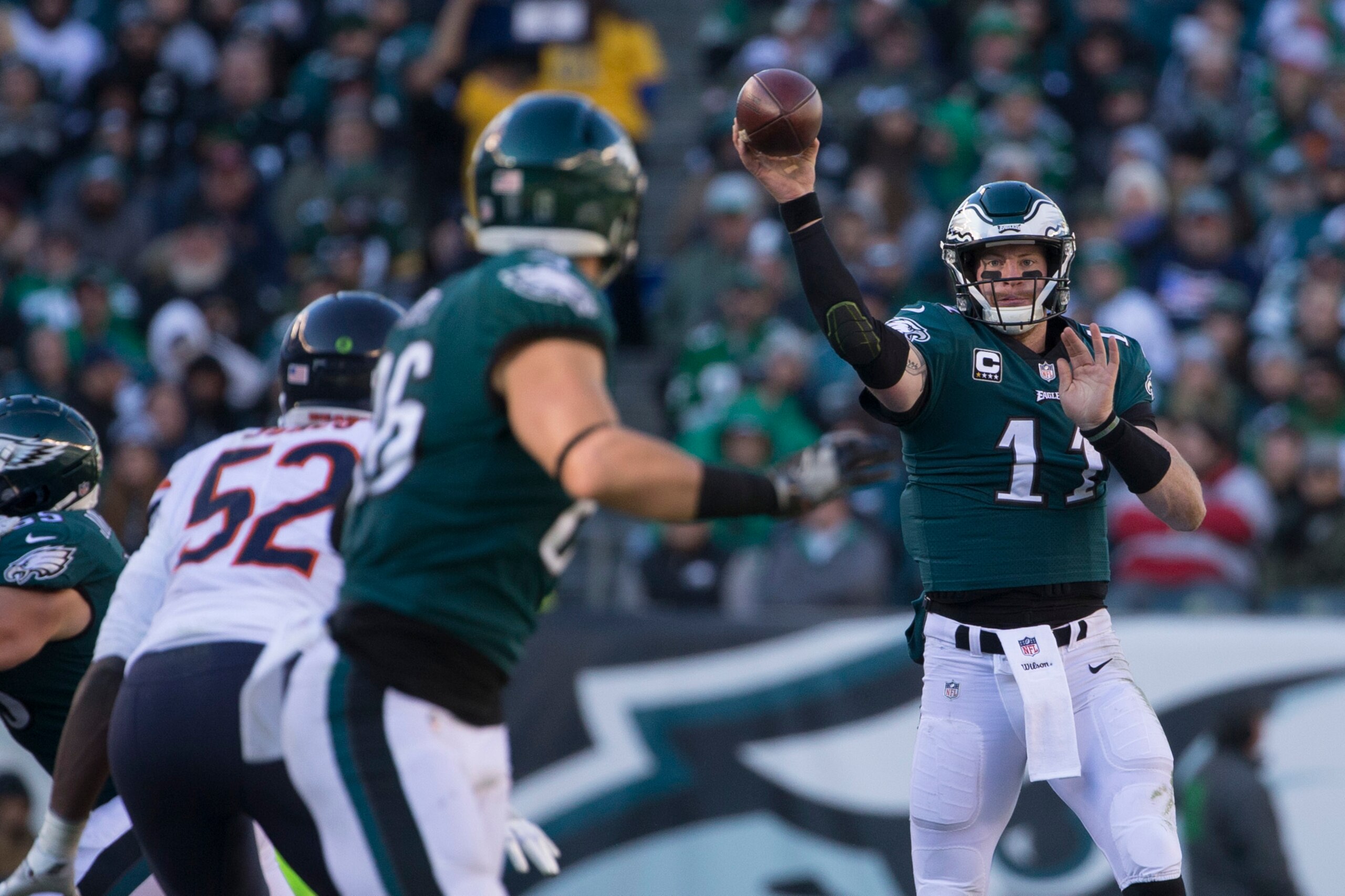 PHILADELPHIA, PA - NOVEMBER 26: Carson Wentz #11 of the Philadelphia Eagles passes the ball to Zach Ertz #86 against Christian Jones #52 of the Chicago Bears in the second quarter at Lincoln Financial Field on November 26, 2017 in Philadelphia, Pennsylvan