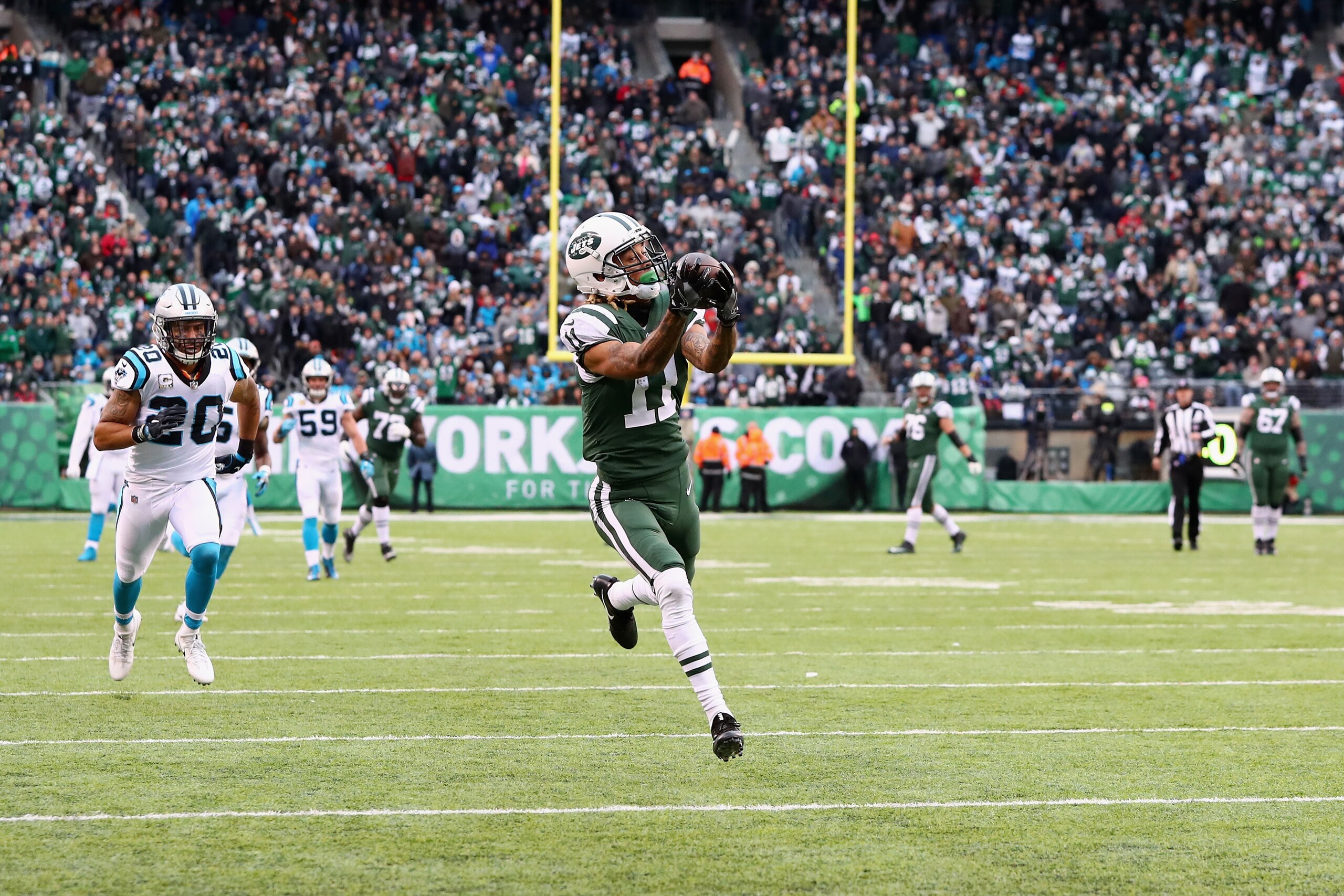 EAST RUTHERFORD, NJ - NOVEMBER 26:  Wide receiver Robby Anderson #11 of the New York Jets makes a catch and scores a touchdown during the third quarter of the game at MetLife Stadium on November 26, 2017 in East Rutherford, New Jersey.  (Photo by Al Bello