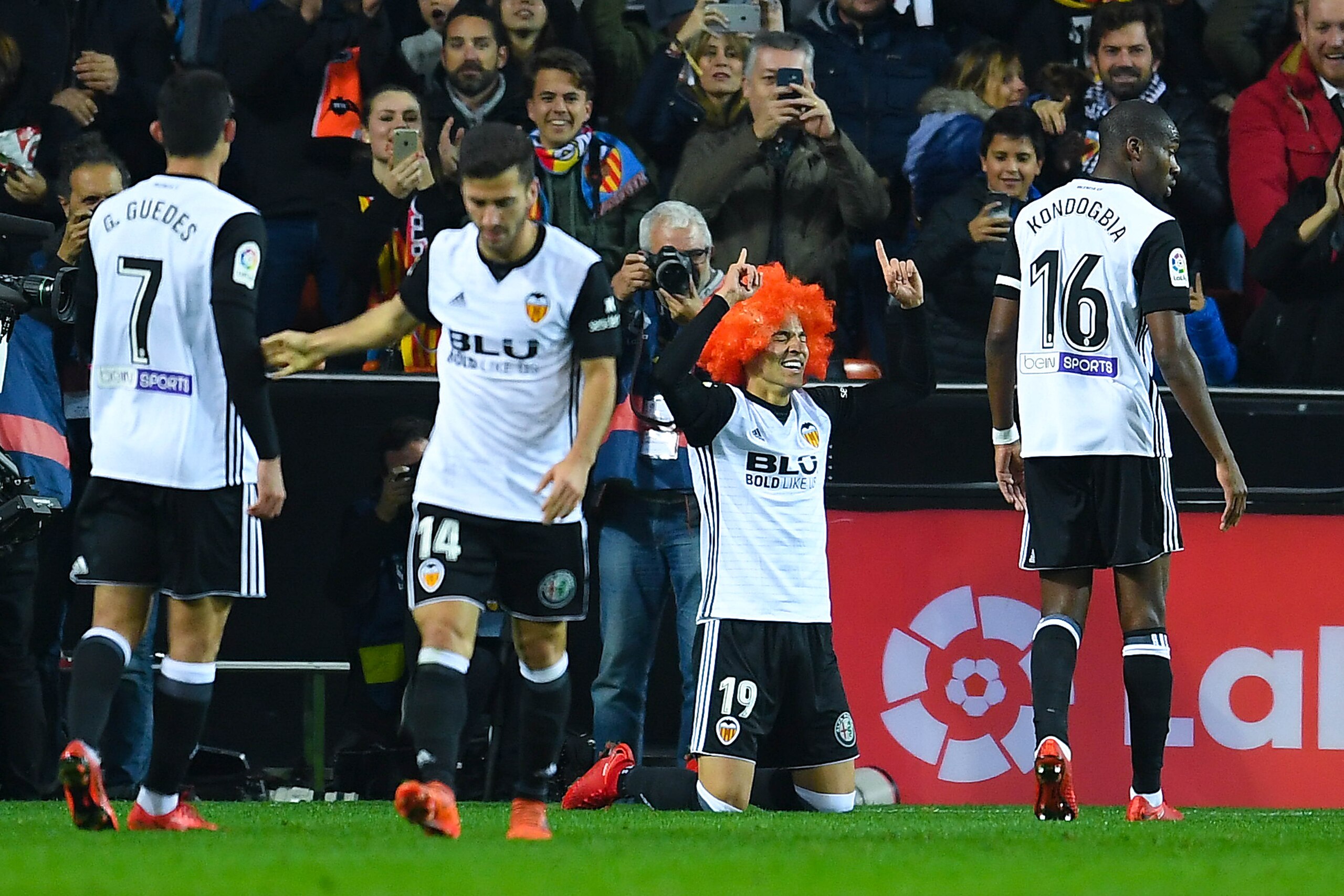 VALENCIA, SPAIN - NOVEMBER 26: Rodrigo Moreno of Valencia CF celebrates after scoring his team's first goal during the La Liga match between Valencia and Barcelona at Mestalla stadium on November 26, 2017 in Valencia, Spain.  (Photo by David Ramos/Getty I