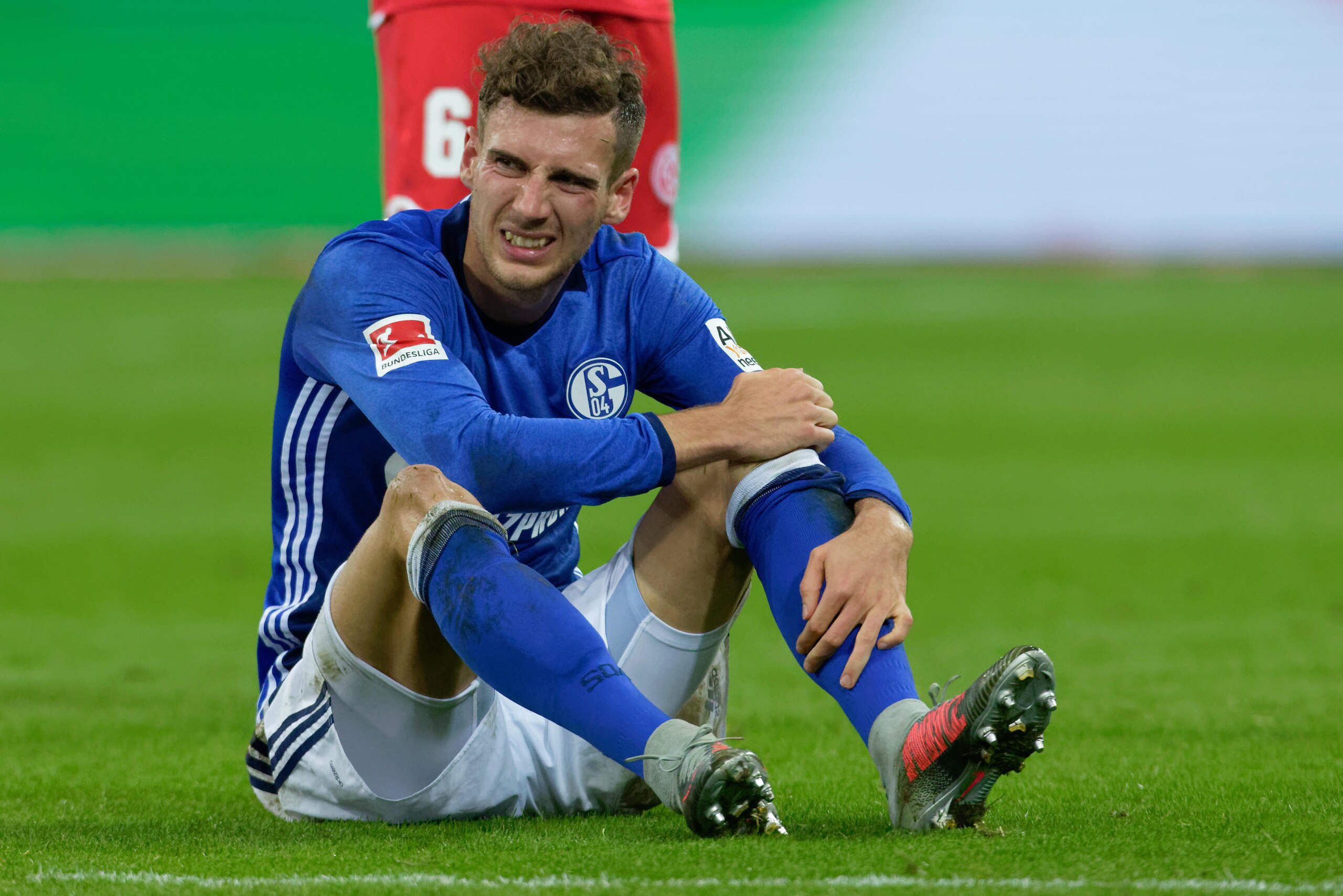 GELSENKIRCHEN, GERMANY - OCTOBER 20: Leon Goretzka of Schalke on the ground during the Bundesliga match between FC Schalke 04 and 1. FSV Mainz 05 at Veltins-Arena on October 20, 2017 in Gelsenkirchen, Germany. (Photo by TF-Images/TF-Images via Getty Image