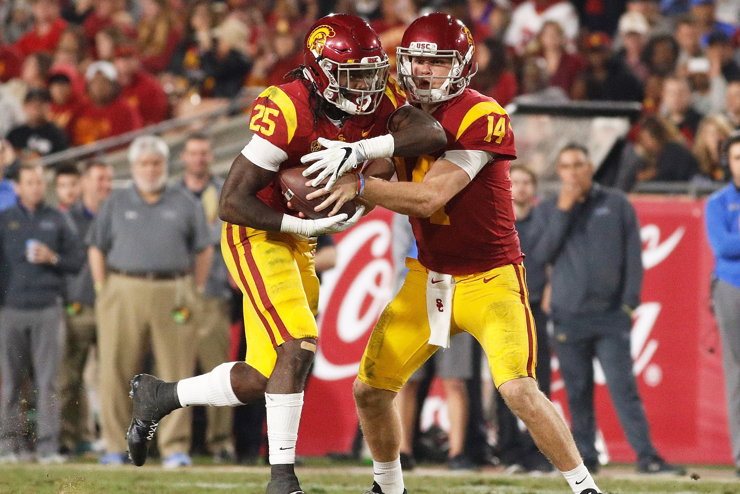 LOS ANGELES, CA - NOVEMBER 18:  Sam Darnold #14 of the USC Trojans hands the ball off to Ronald Jones II #25 of the USC Trojans during the NCAA college football game at the Los Angeles Memorial Coliseum on November 18, 2017 in Los Angeles, California.  (P
