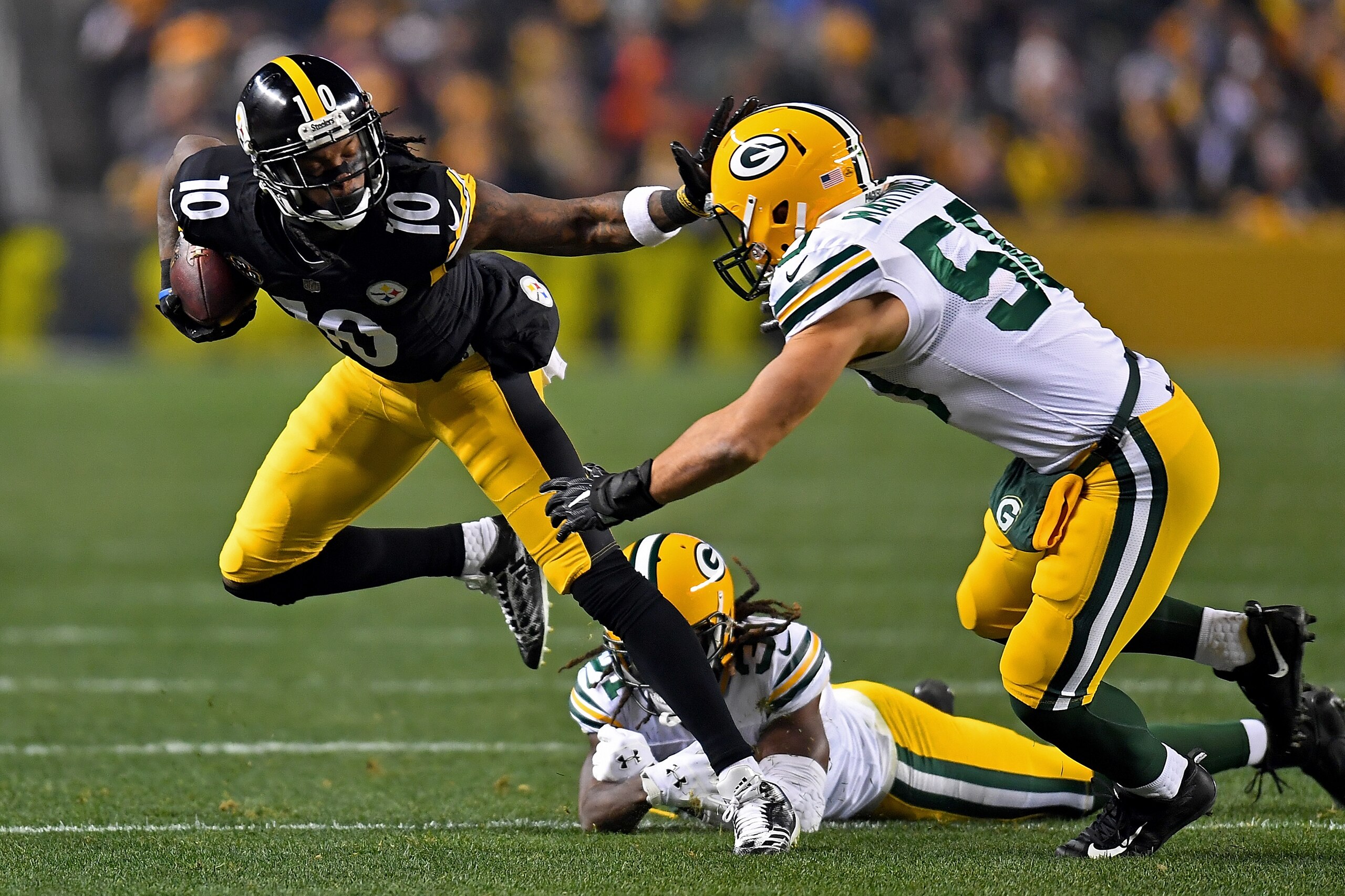 PITTSBURGH, PA - NOVEMBER 26: Martavis Bryant #10 of the Pittsburgh Steelers stiff arms Blake Martinez #50 of the Green Bay Packers after a catch in the first quarter during the game at Heinz Field on November 26, 2017 in Pittsburgh, Pennsylvania. (Photo 