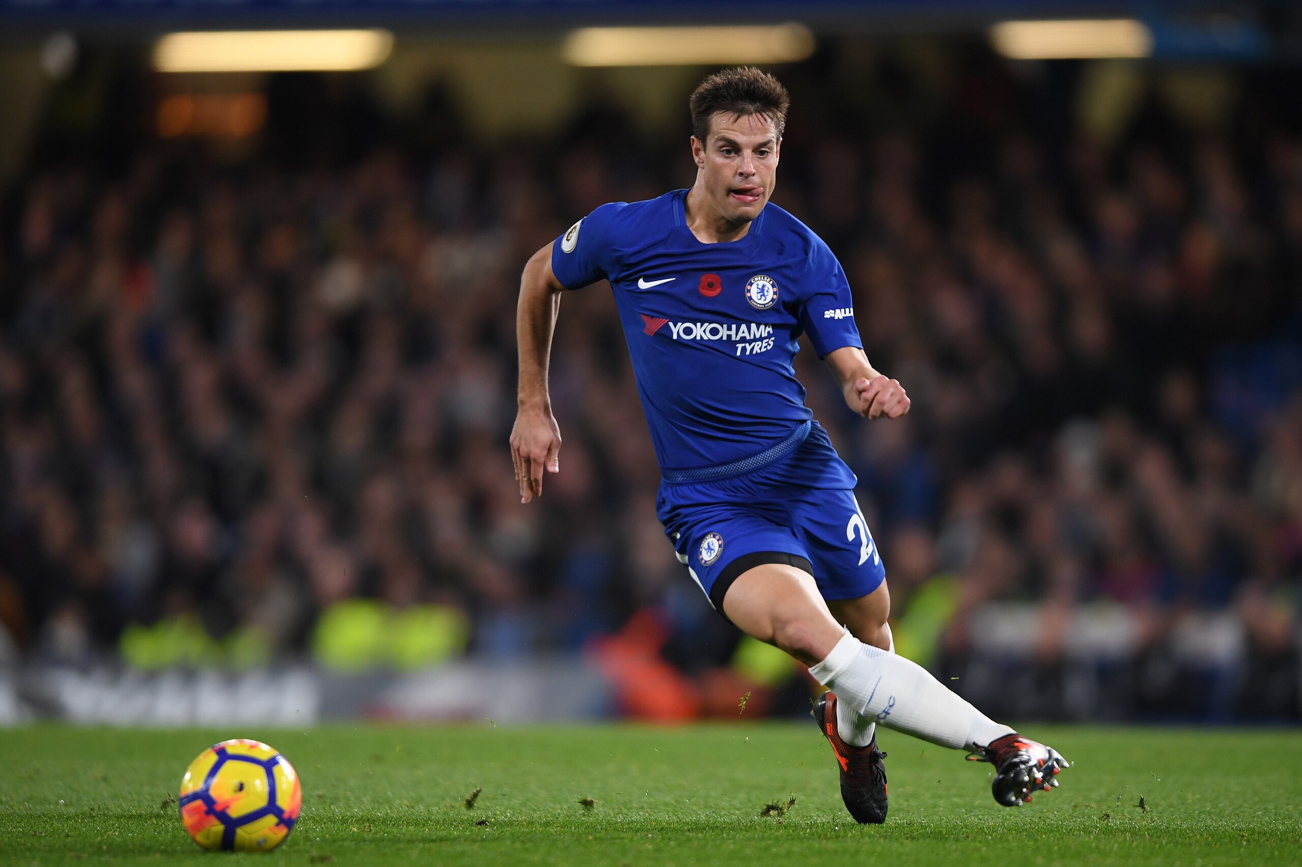 LONDON, ENGLAND - NOVEMBER 05: Cesar Azpilicueta of Chelsea in action during the Premier League match between Chelsea and Manchester United at Stamford Bridge on November 5, 2017 in London, England. (Photo by Mike Hewitt/Getty Images) LONDON, ENGLAND - NOVEMBER 05: Cesar Azpilicueta of Chelsea in action during the Premier League match between Chelsea and Manchester United at Stamford Bridge on November 5, 2017 in London, England. (Photo by Mike Hewitt/Getty Images)