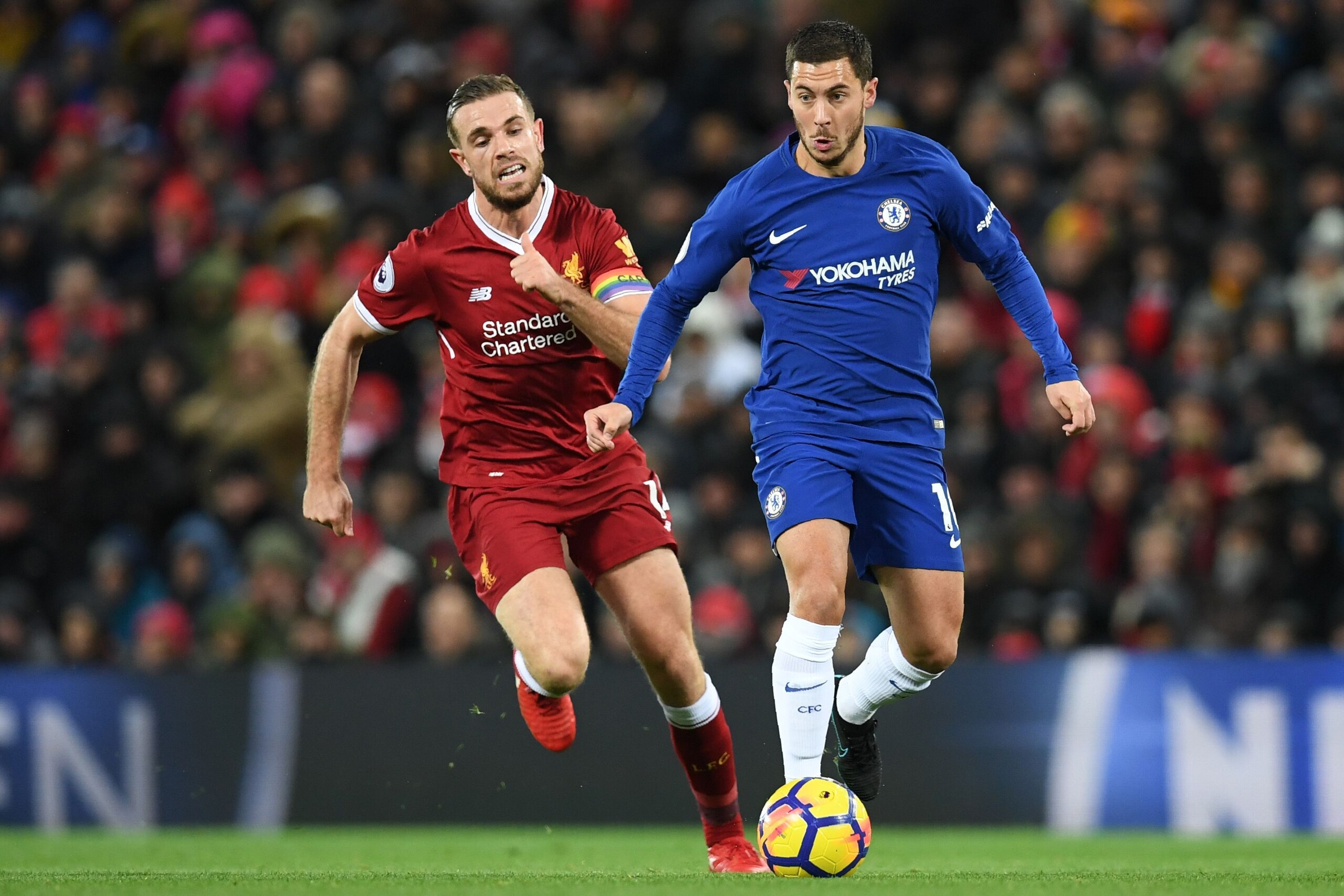 Chelsea's Belgian midfielder Eden Hazard (R) runs away from Liverpool's English midfielder Jordan Henderson during the English Premier League football match between Liverpool and Chelsea at Anfield in Liverpool, north west England on November 25, 2017. / Chelsea's Belgian midfielder Eden Hazard (R) runs away from Liverpool's English midfielder Jordan Henderson during the English Premier League football match between Liverpool and Chelsea at Anfield in Liverpool, north west England on November 25, 2017. /