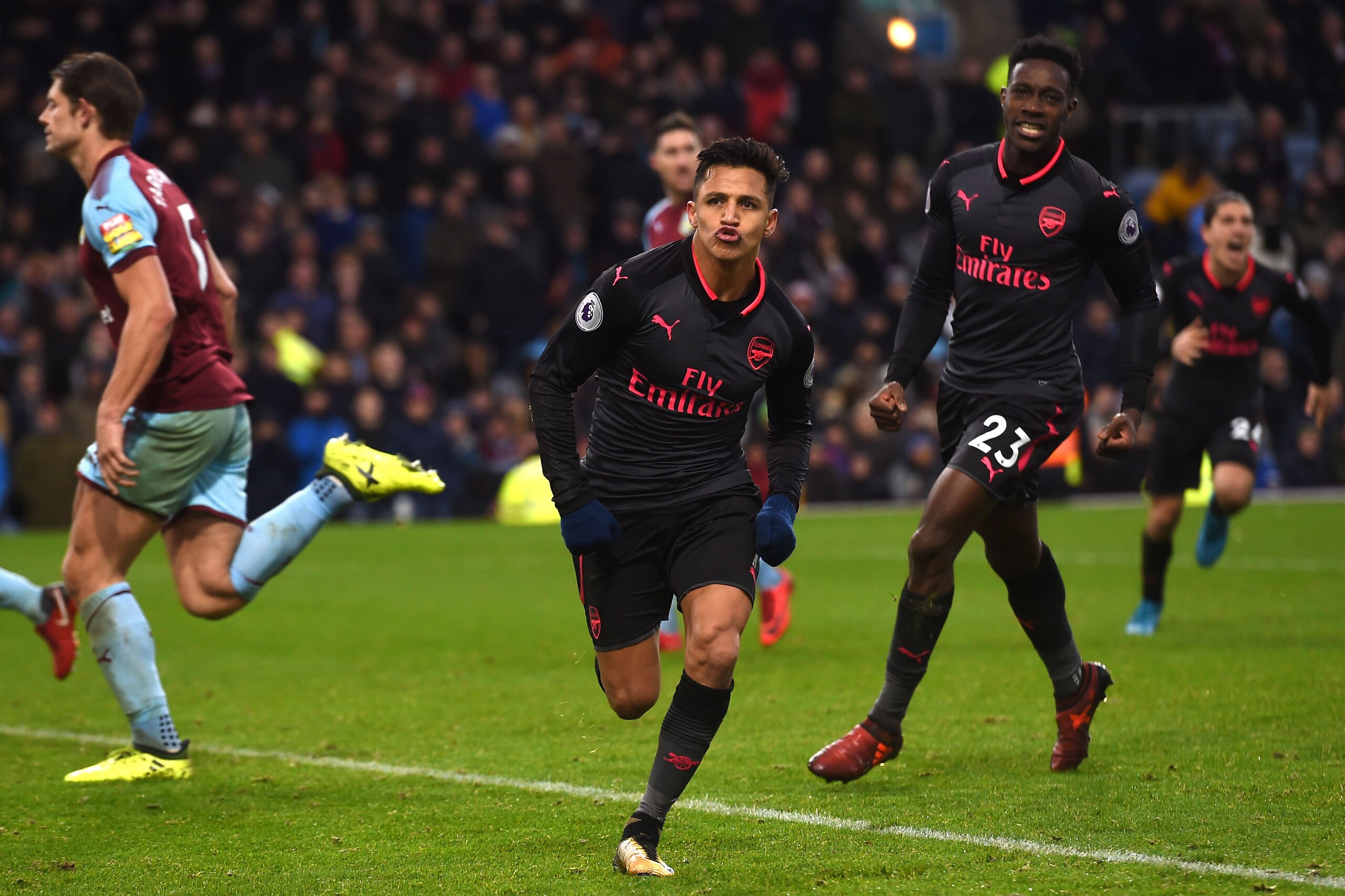 Arsenal's Chilean striker Alexis Sanchez celebrates scoring a penalty during the English Premier League football match between Burnley and Arsenal at Turf Moor in Burnley, north west England on November 26, 2017. / AFP PHOTO / PAUL ELLIS / RESTRICTED TO Arsenal's Chilean striker Alexis Sanchez celebrates scoring a penalty during the English Premier League football match between Burnley and Arsenal at Turf Moor in Burnley, north west England on November 26, 2017. / AFP PHOTO / PAUL ELLIS / RESTRICTED TO