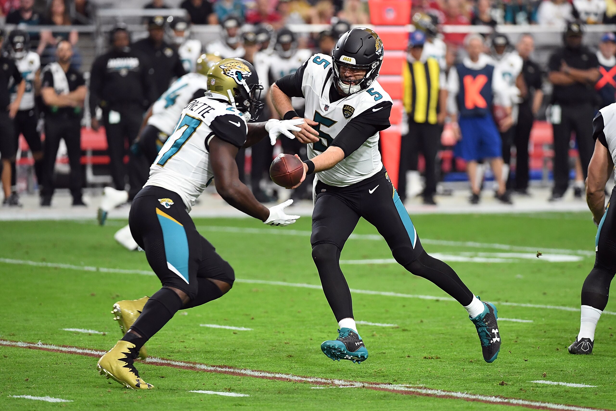 GLENDALE, AZ - NOVEMBER 26:  Blake Bortles #5 of the Jacksonville Jaguars hands the ball to Leonard Fournette #27 during a game against the Arizona Cardinals at University of Phoenix Stadium on November 26, 2017 in Glendale, Arizona.  (Photo by Norm Hall/