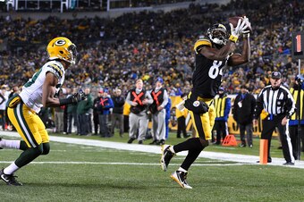 PITTSBURGH, PA - NOVEMBER 26: Antonio Brown #84 of the Pittsburgh Steelers makes a catch in front of Kevin King #20 of the Green Bay Packers for a 1 yard touchdown reception in the third quarter during the game at Heinz Field on November 26, 2017 in Pitts