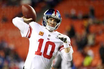 LANDOVER, MD - NOVEMBER 23: Quarterback Eli Manning #10 of the New York Giants warms up before the start of the Giants game against the Washington Redskins at FedExField on November 23, 2017 in Landover, Maryland. (Photo by Rob Carr/Getty Images)