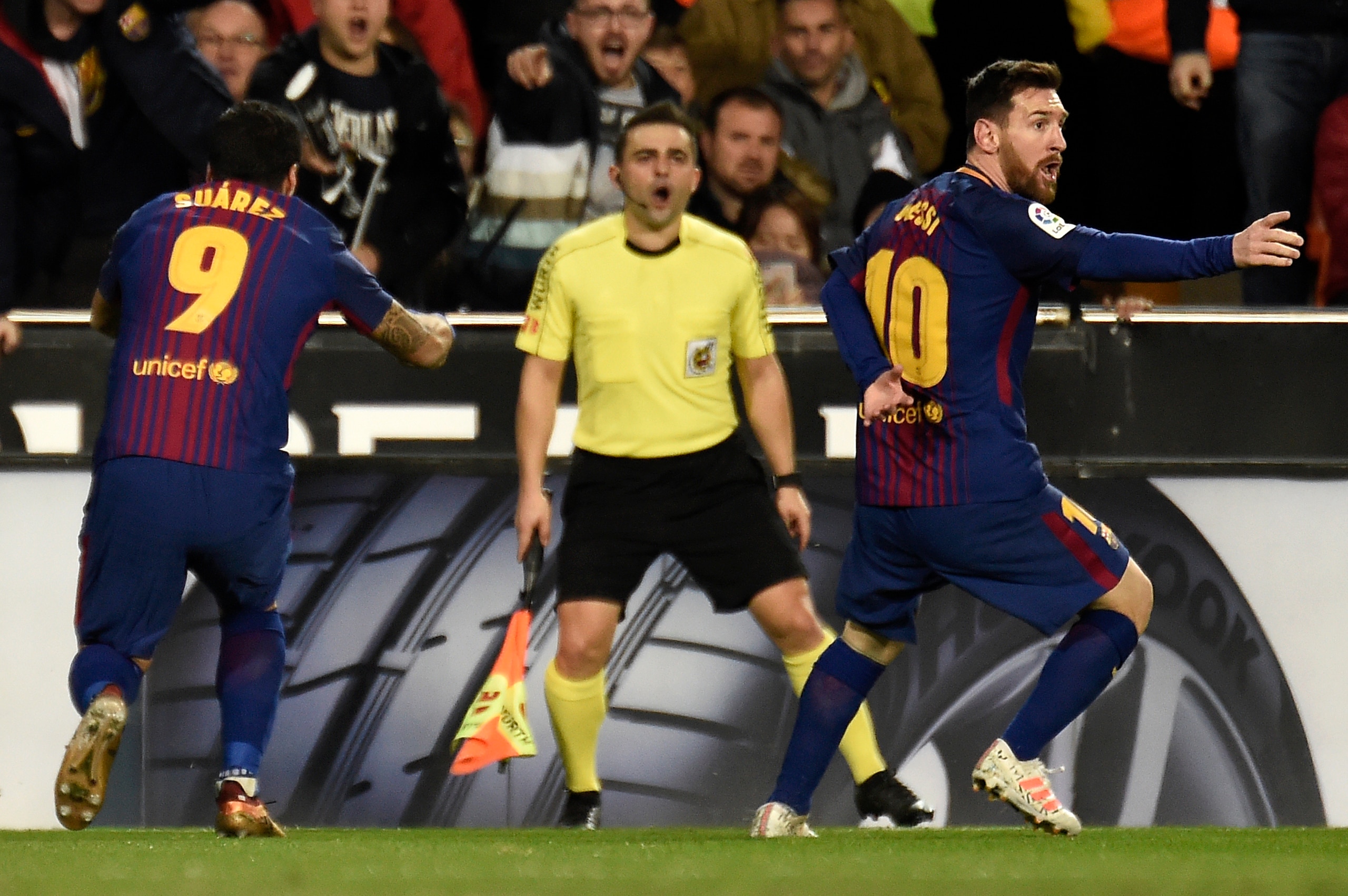 TOPSHOT - Barcelona's Argentinian forward Lionel Messi complains during the Spanish league football match Valencia CF and FC Barcelona at Mestalla stadium in Valencia on November 26,2017 / AFP PHOTO / JOSE JORDAN        (Photo credit should read JOSE JORD